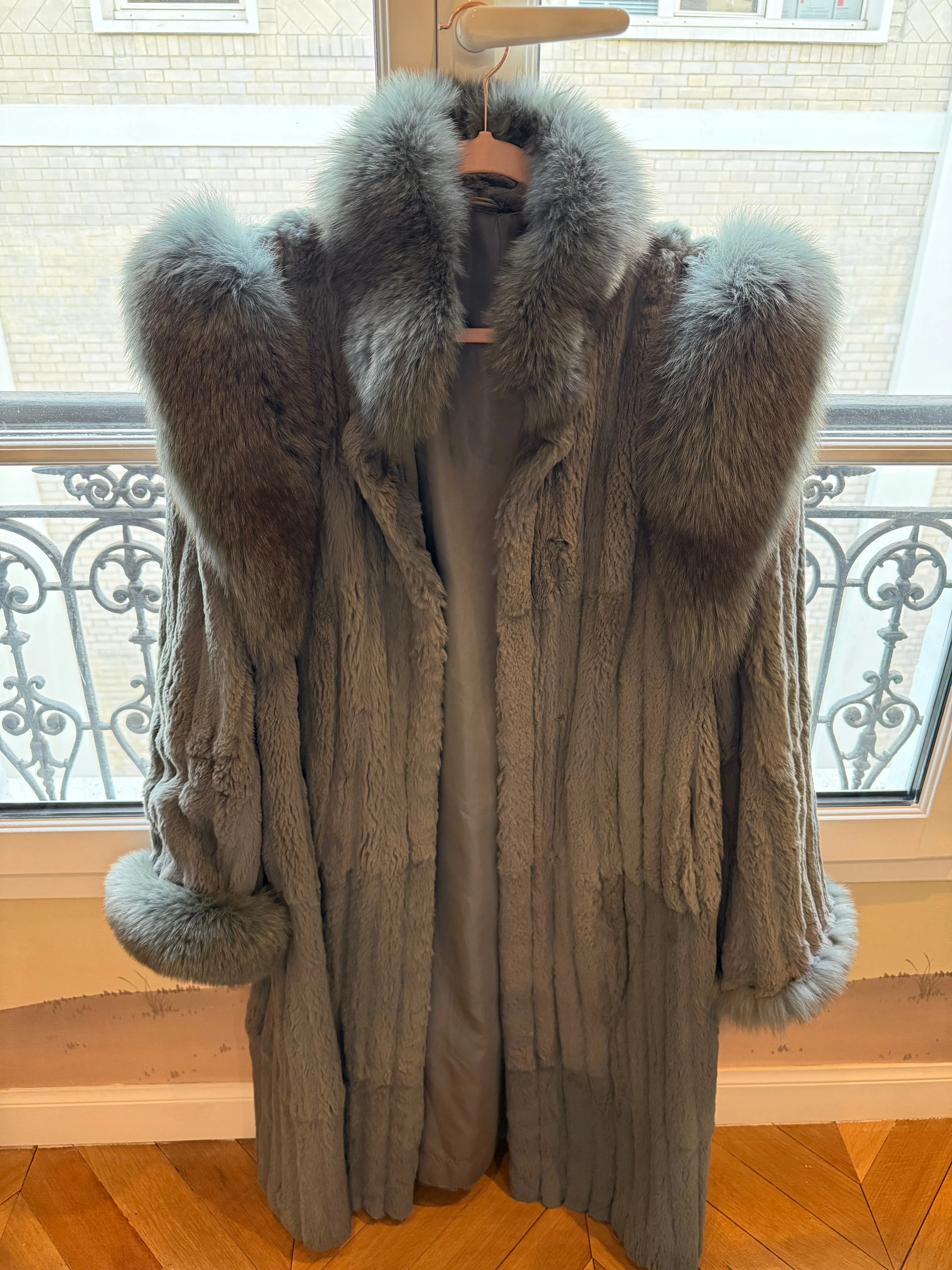 #GB57 Vintage Dyed Beaver w/ Fox Fur Coat - Size Medium sold by Glitzy Bella product image thumbnail 4