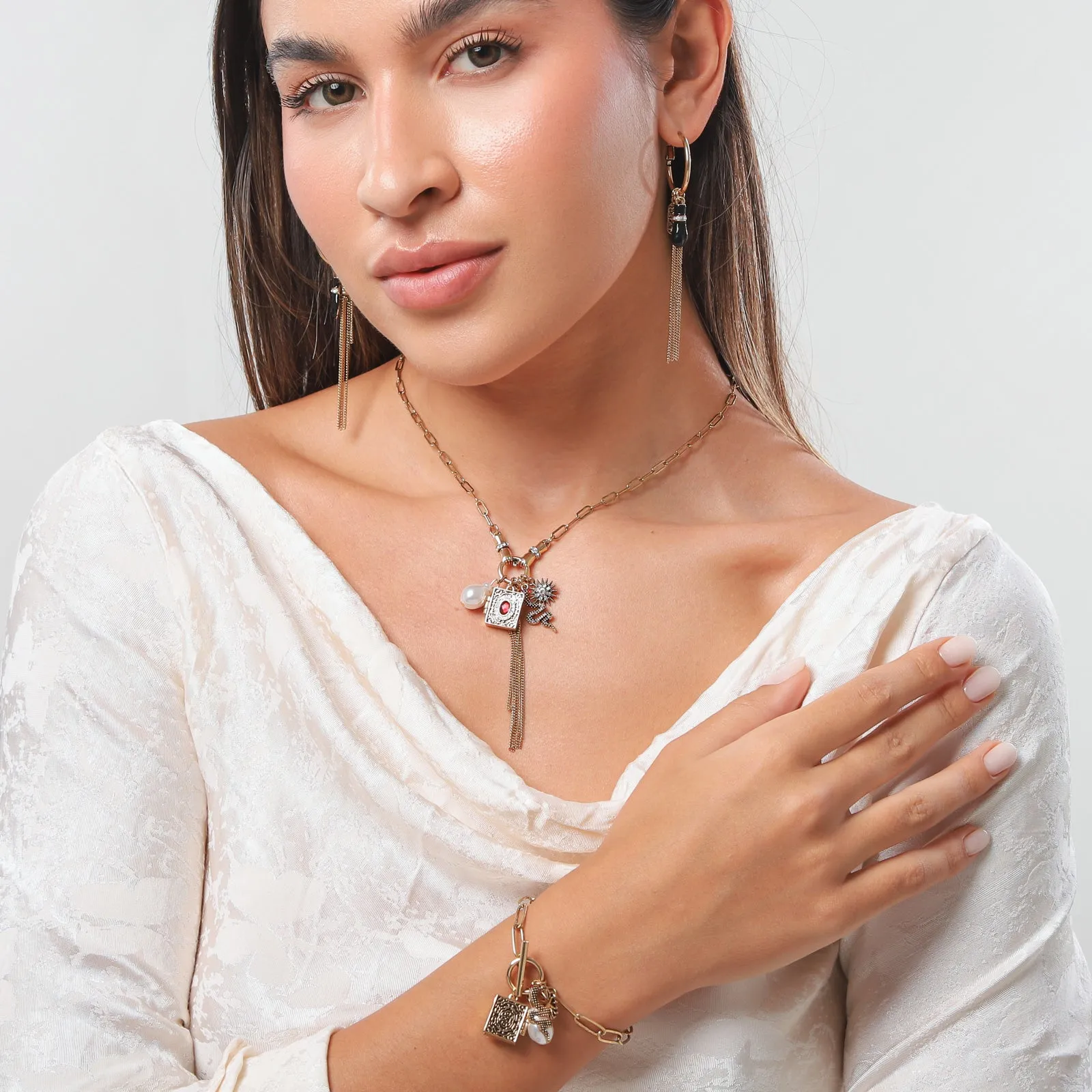 Azabache Hand Earrings sold by Selenichast product image thumbnail 4