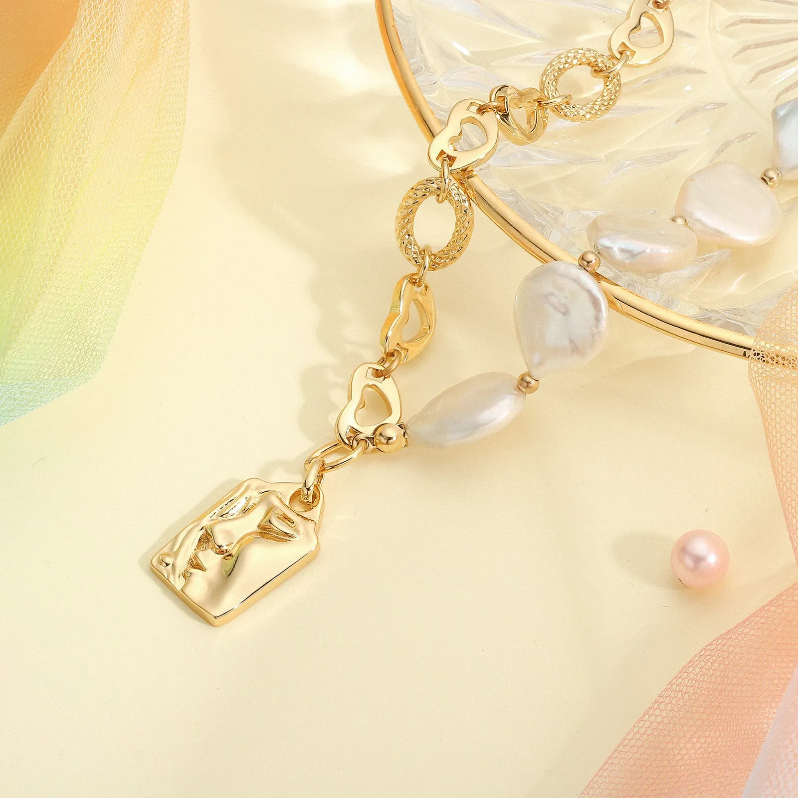 Portrait Hollow Pearl Necklace sold by Selenichast product image thumbnail 5