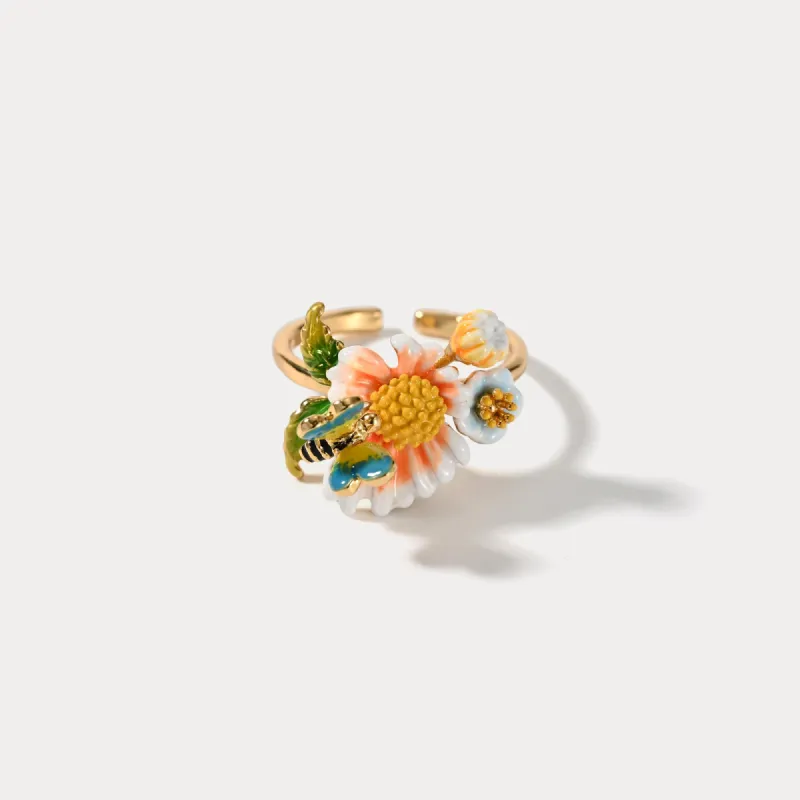 Bee Daisy Ring sold by Selenichast