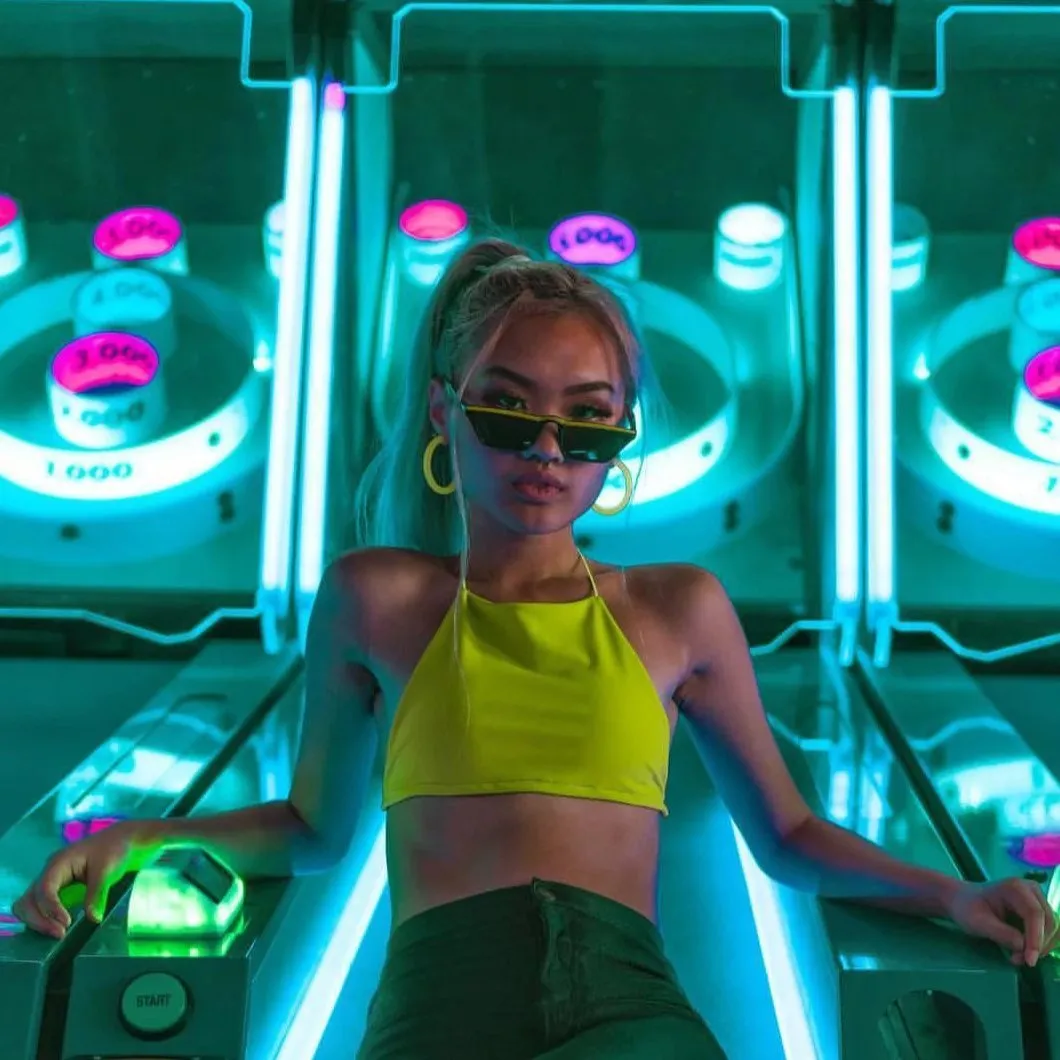 Retro Low Temple 1990's Flat Top Cat Eye Sunglasses C707 sold by ZeroUV product image thumbnail 2