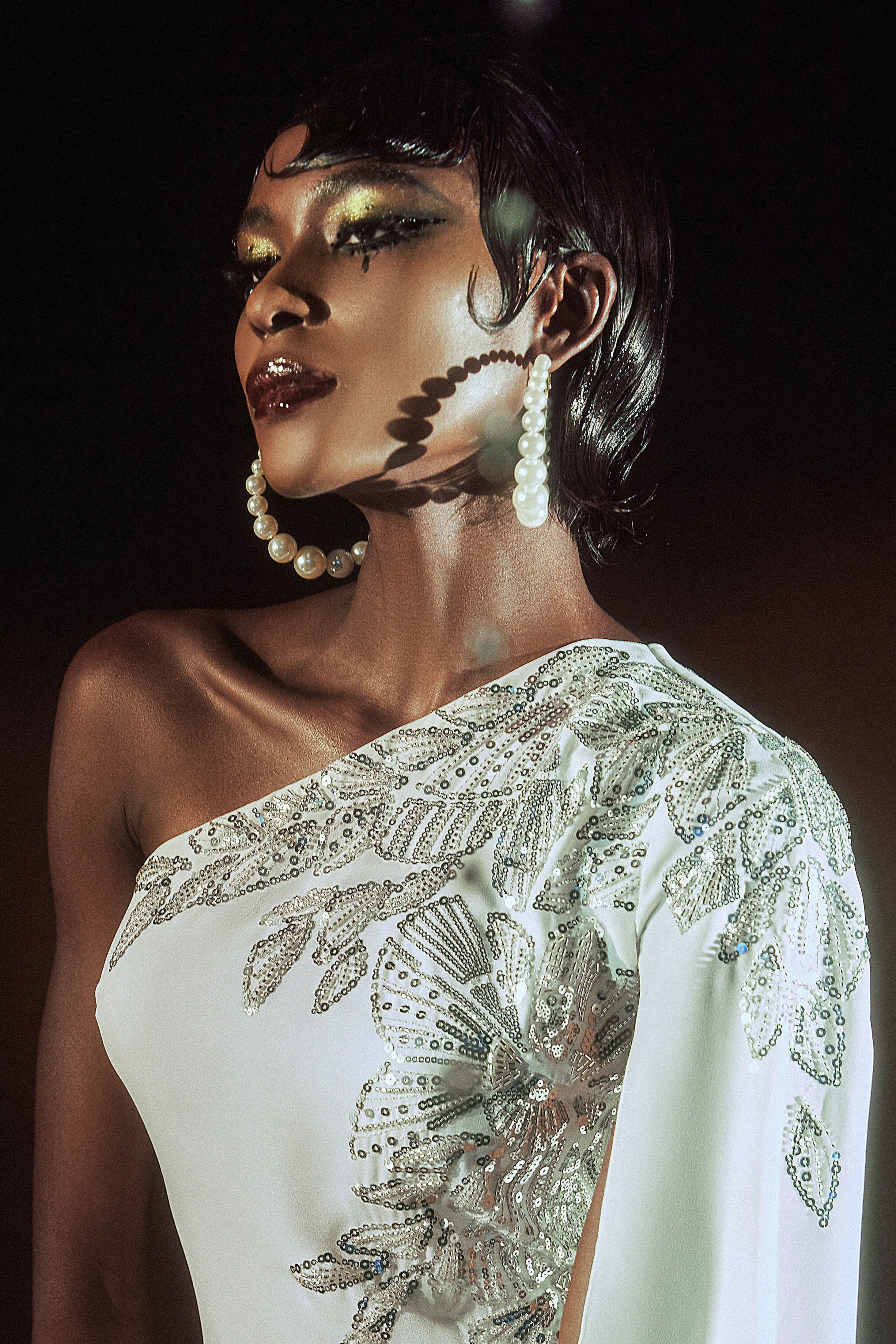 Gorgeous Pearl Hoop Earrings sold by BABEYOND product image thumbnail 4