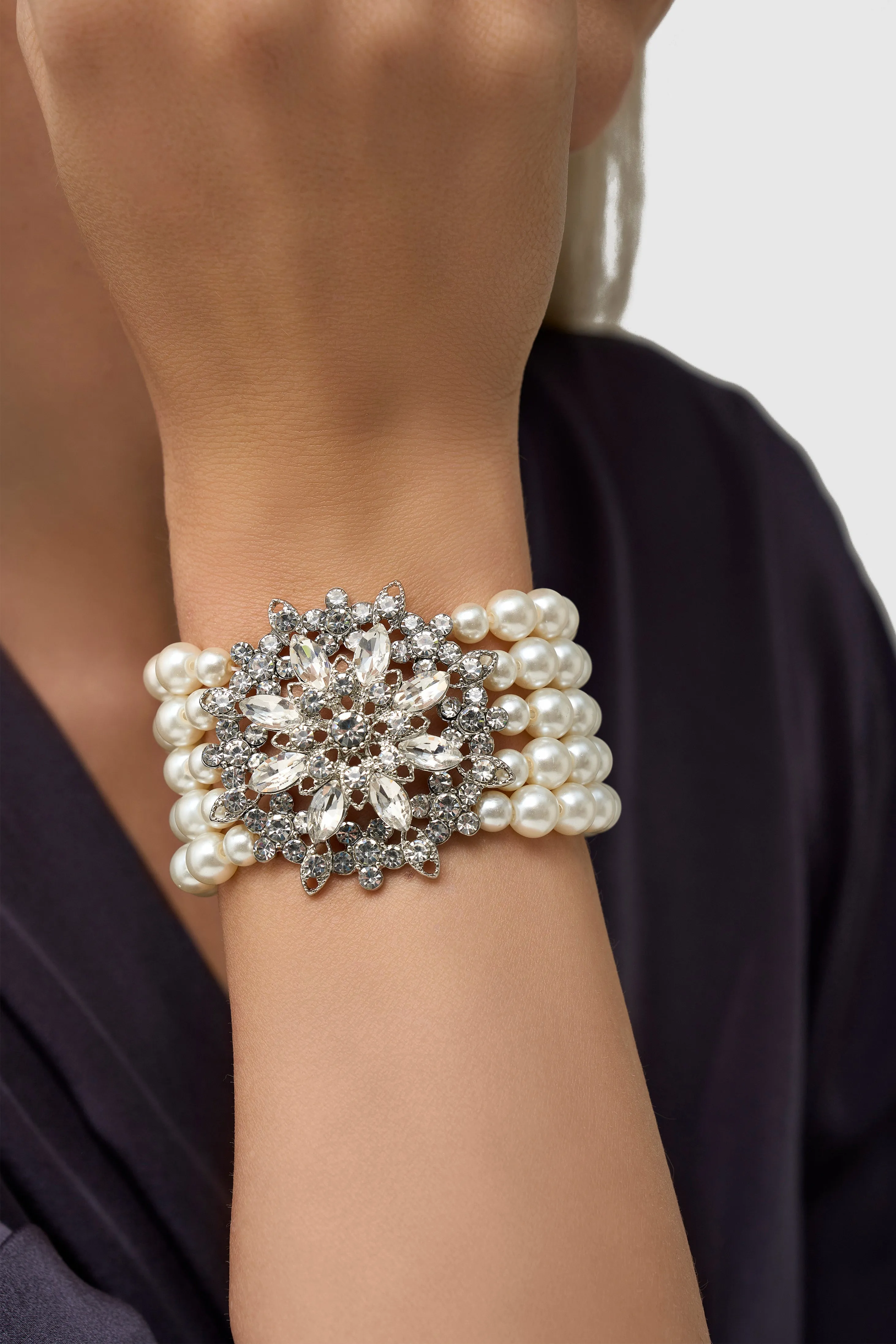 Multilayer Zircon Pearl Elastic Bracelet sold by BABEYOND product image thumbnail 4