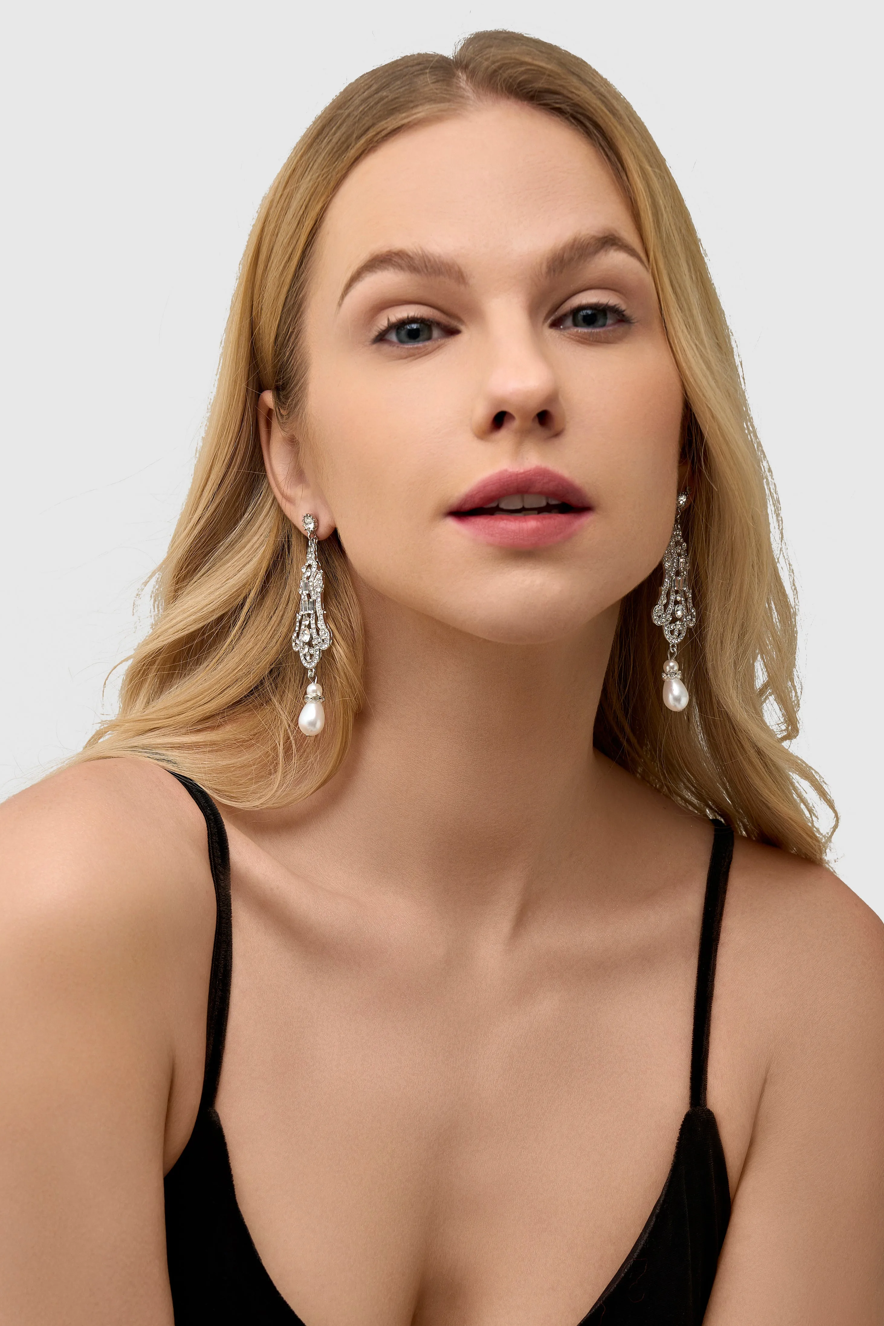 Art Deco Vintage Crystal Earrings sold by BABEYOND product image thumbnail 5