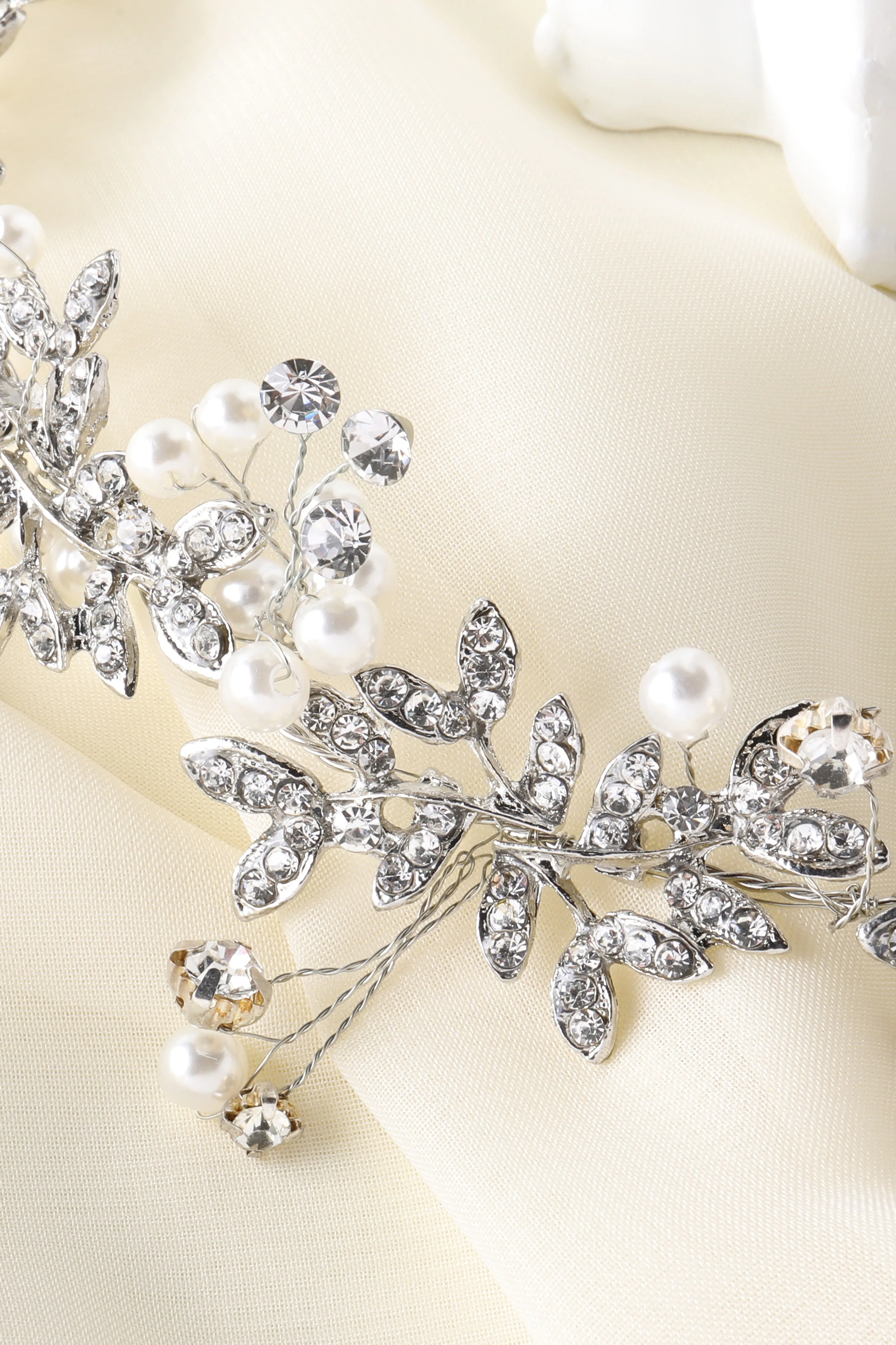 Graceful Bridal Floral Headband sold by BABEYOND product image thumbnail 2