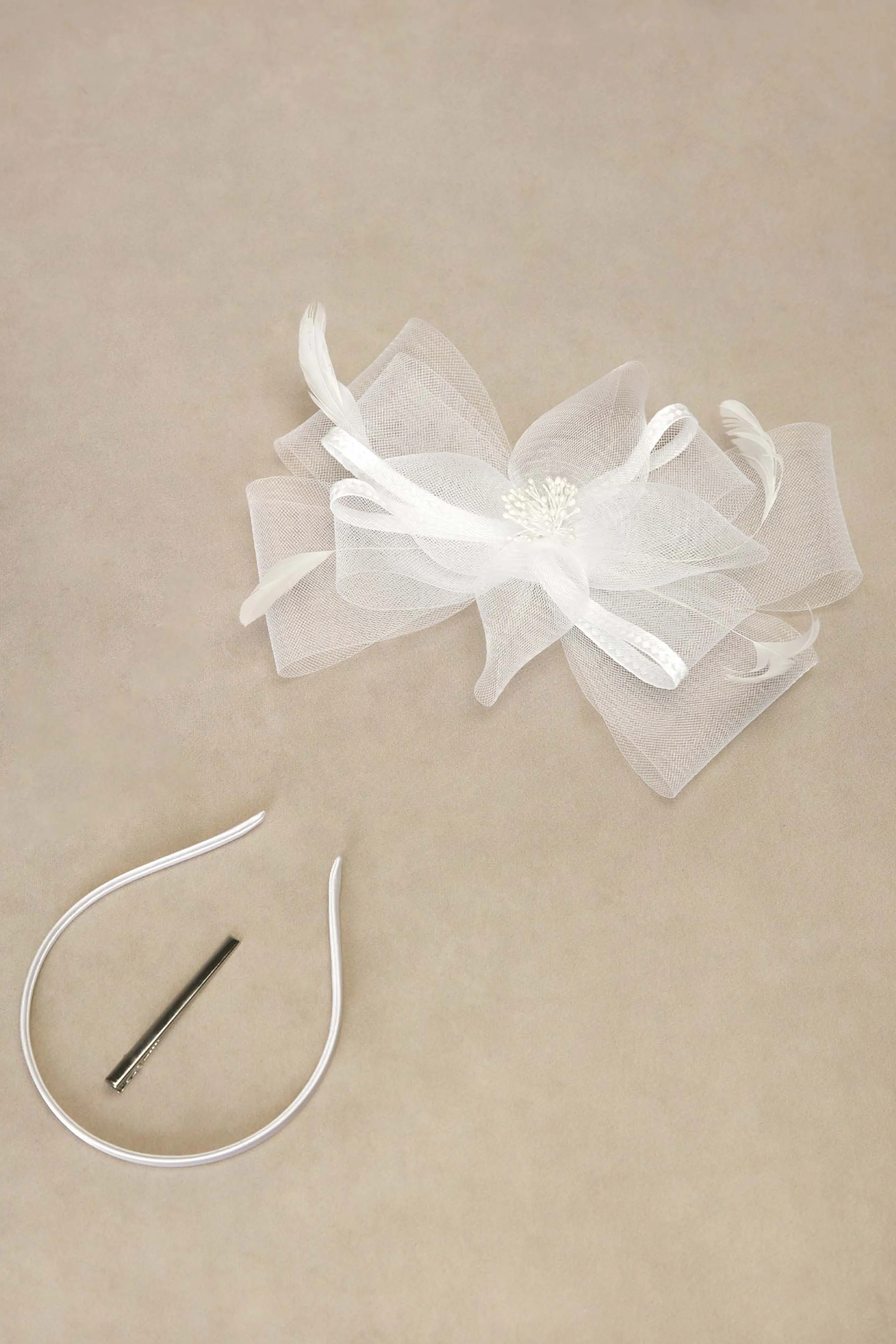 Elegant Ribbon Feather Kentucky Fascinator sold by BABEYOND product image thumbnail 4