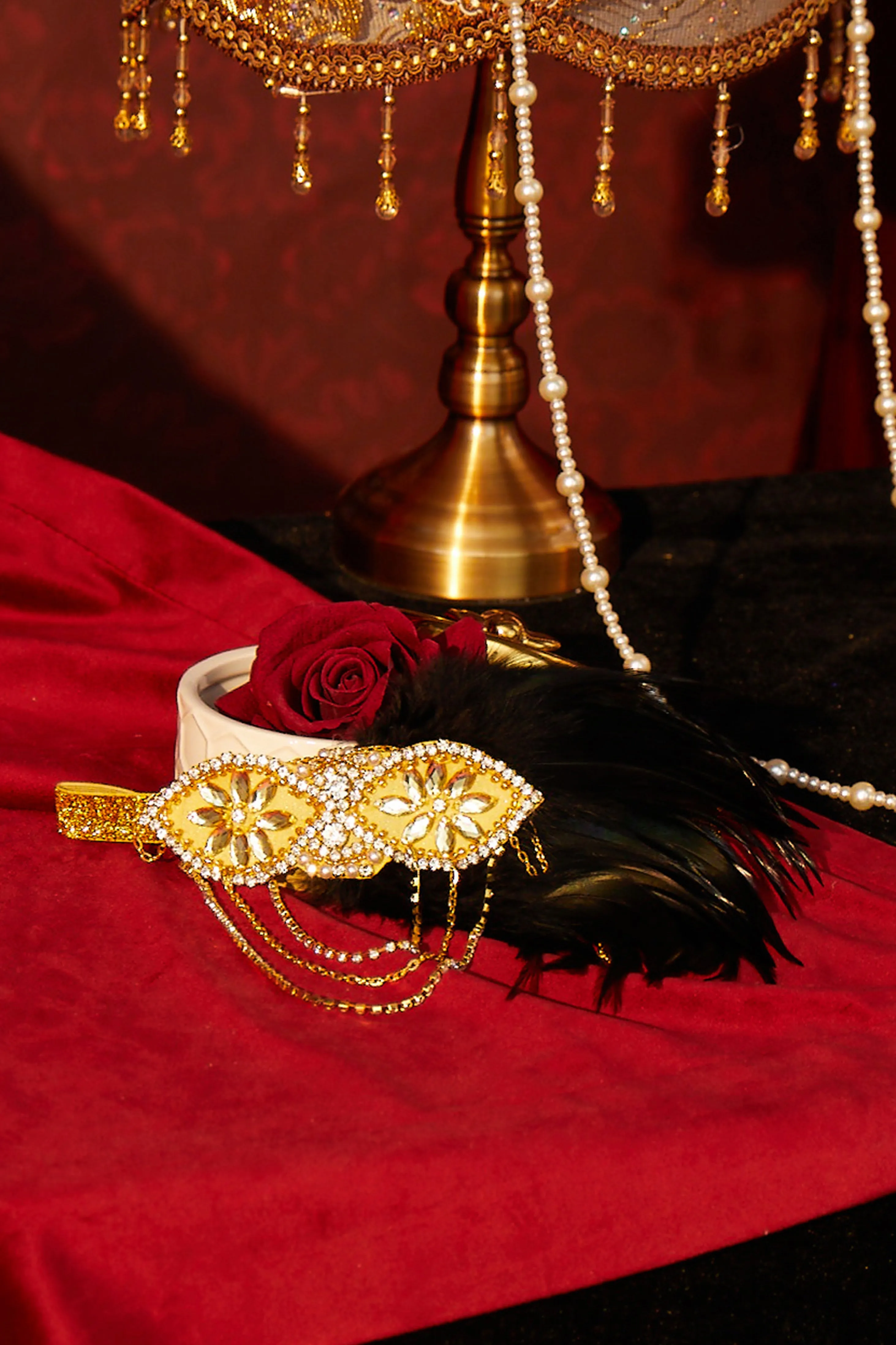 Black Feather Chain Dangle Headband sold by BABEYOND product image thumbnail 4