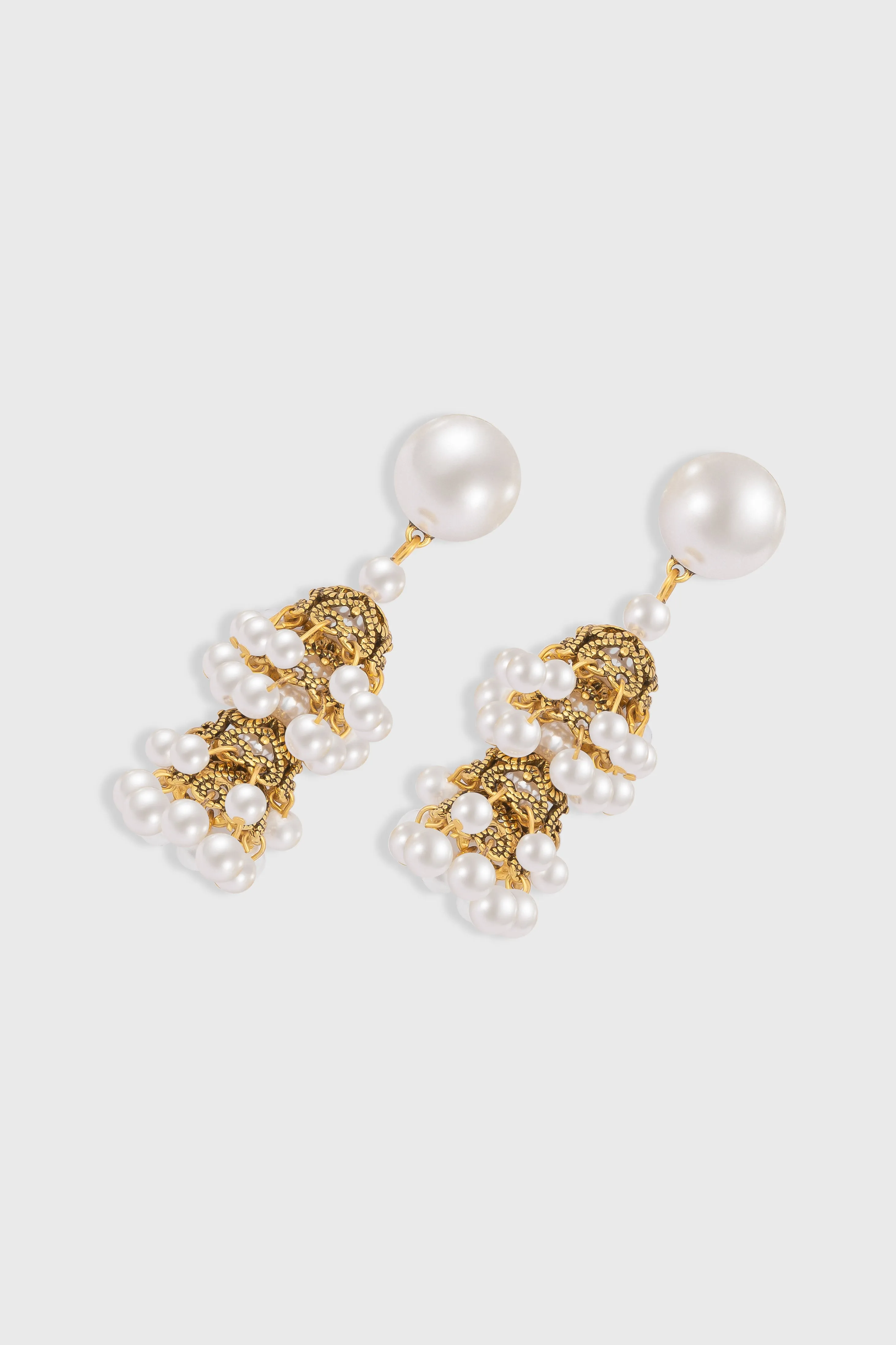 Vintage Baroque Pearl Cutout Earrings sold by BABEYOND product image thumbnail 3