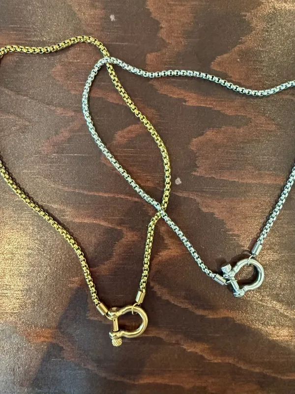 carabiner horseshoe necklace made by bubs & sass