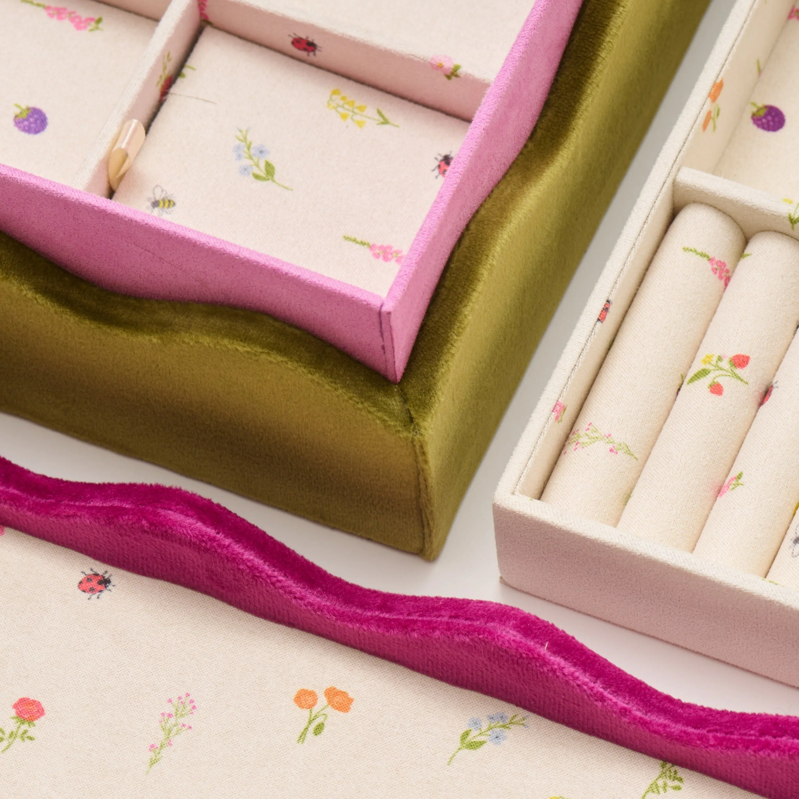 Scalloped Floret Jewelry Box sold by Ariel Gordon Jewelry product image thumbnail 3