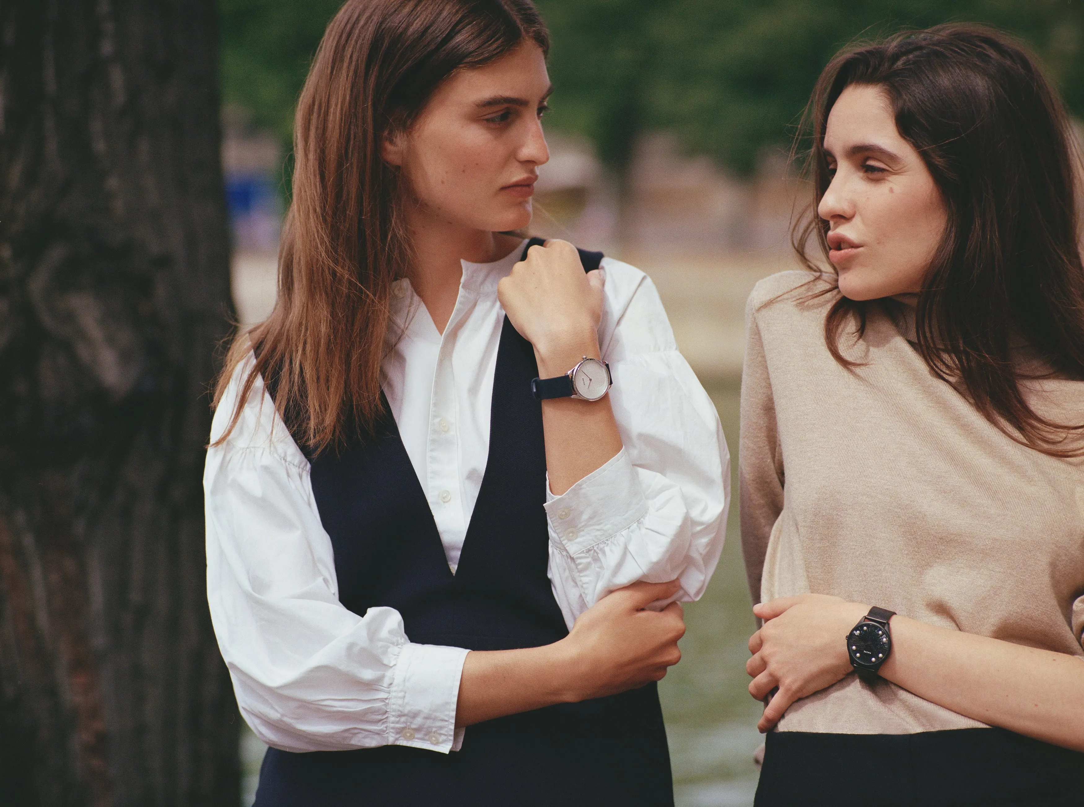 Lune 8 - Matte Black - Gold Mesh sold by Nacre Watches product image thumbnail 5