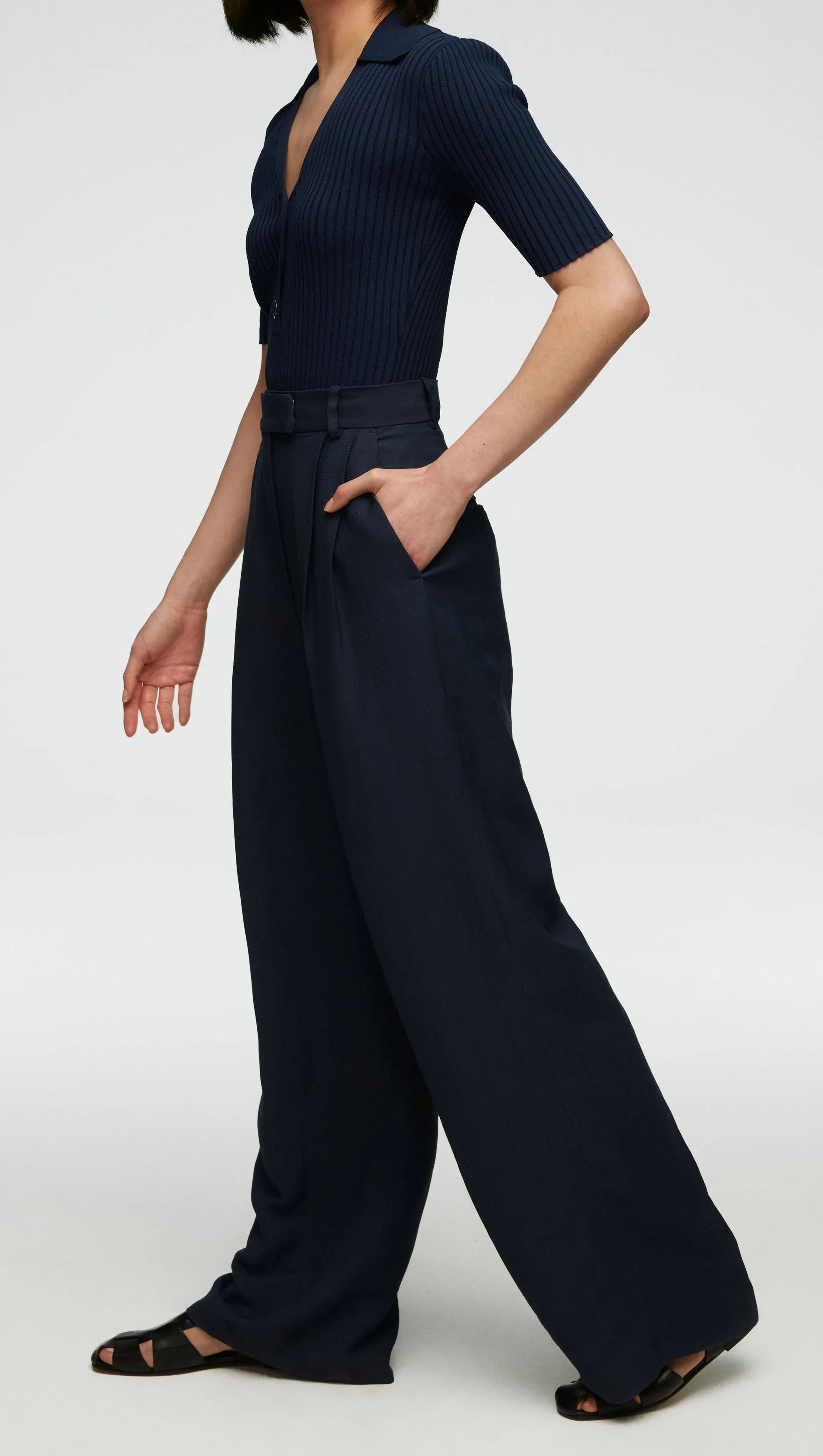 Pleated Trouser in Viscose Linen Twill | Navy sold by Argent product image thumbnail 4
