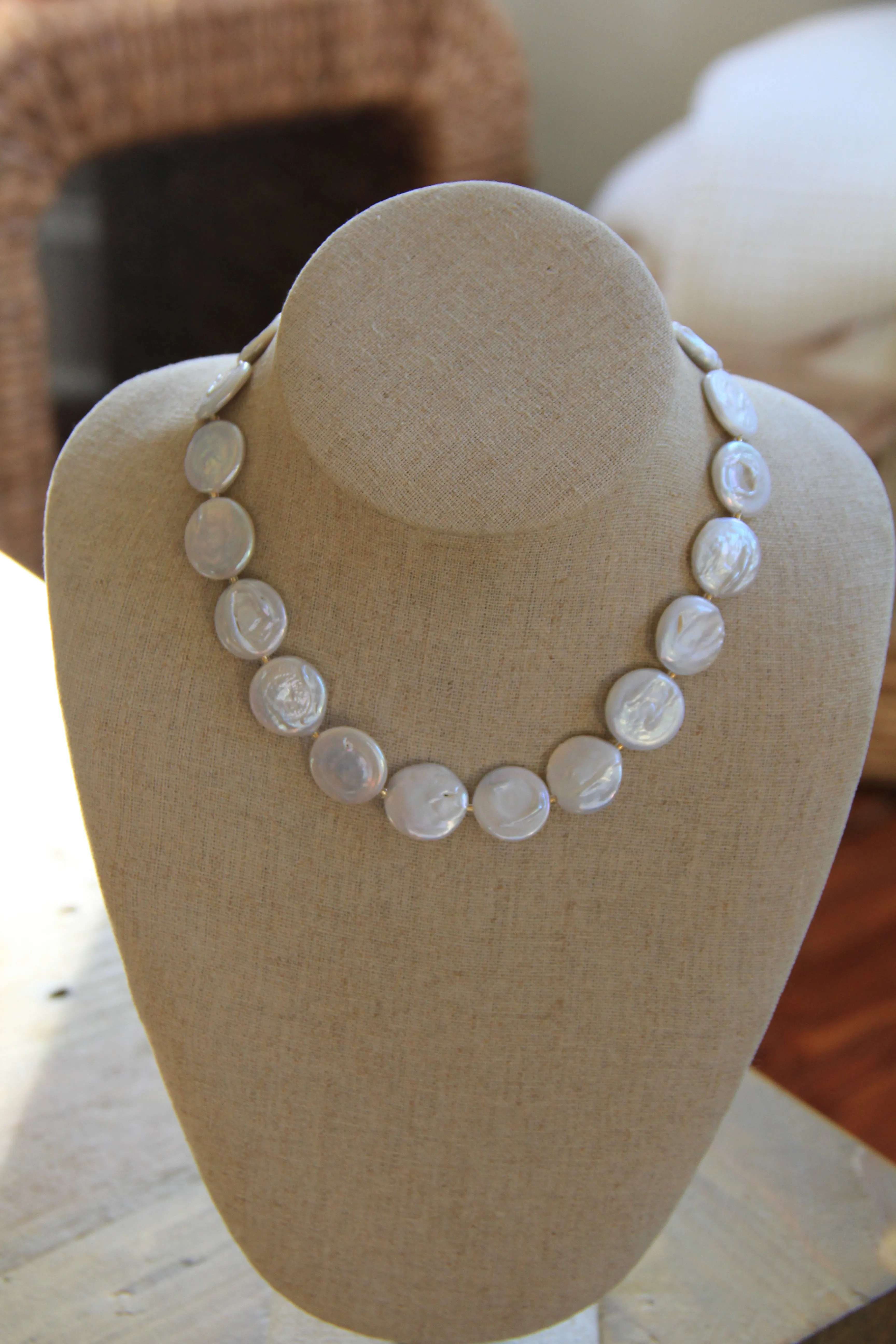 Comporta Pearl Coin Choker Necklace sold by Modatrova product image thumbnail 3