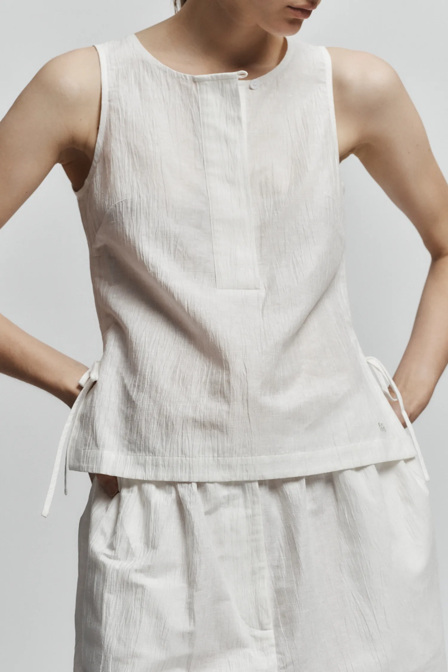 Oscar Linen Crinkle Short, White sold by Saint Art product image thumbnail 3