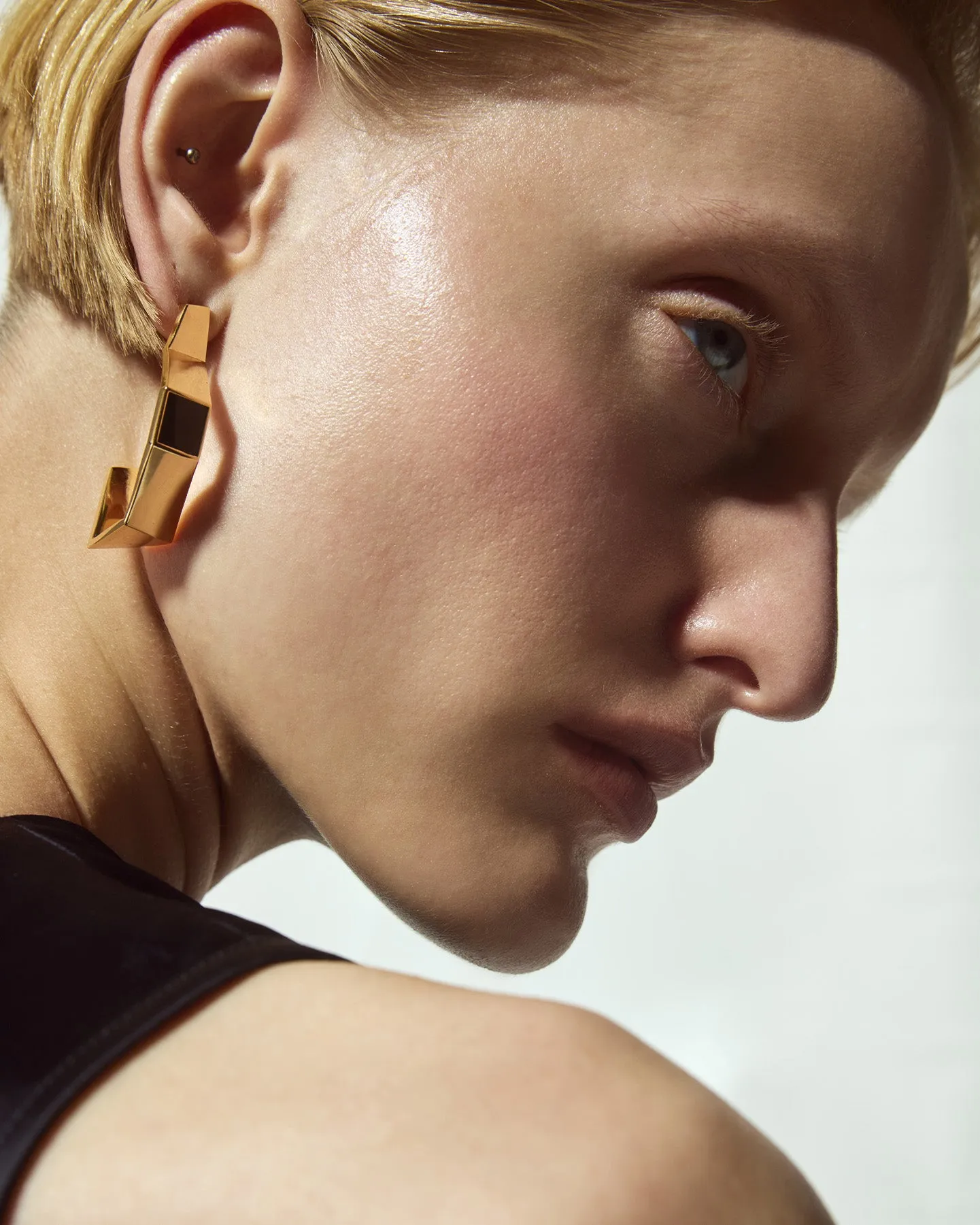 СЕРЕЖКИ ЛАМАНОЇ ФОРМИ З ОНІКСОМ (Pre-Order) sold by Bevza product image thumbnail 2