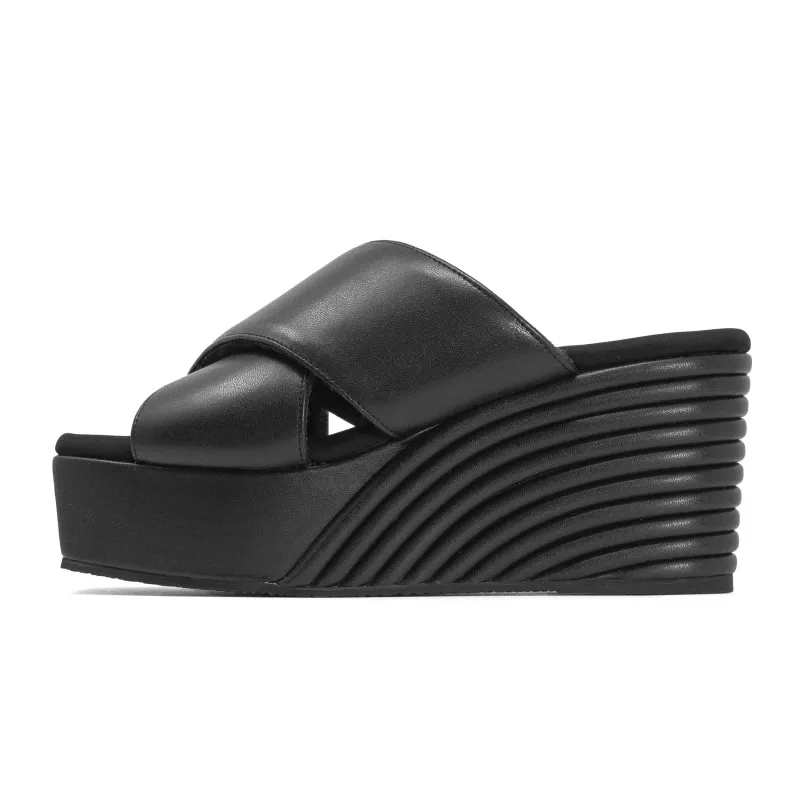 ROAM MID STRATA SQUARE BLACK VEGAN LEATHER sold by ROAM