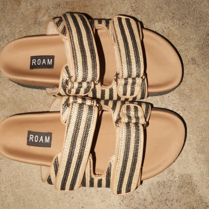 STRIPE RAFFIA DOUBLE SLIDER NATURAL & BLACK made by ROAM