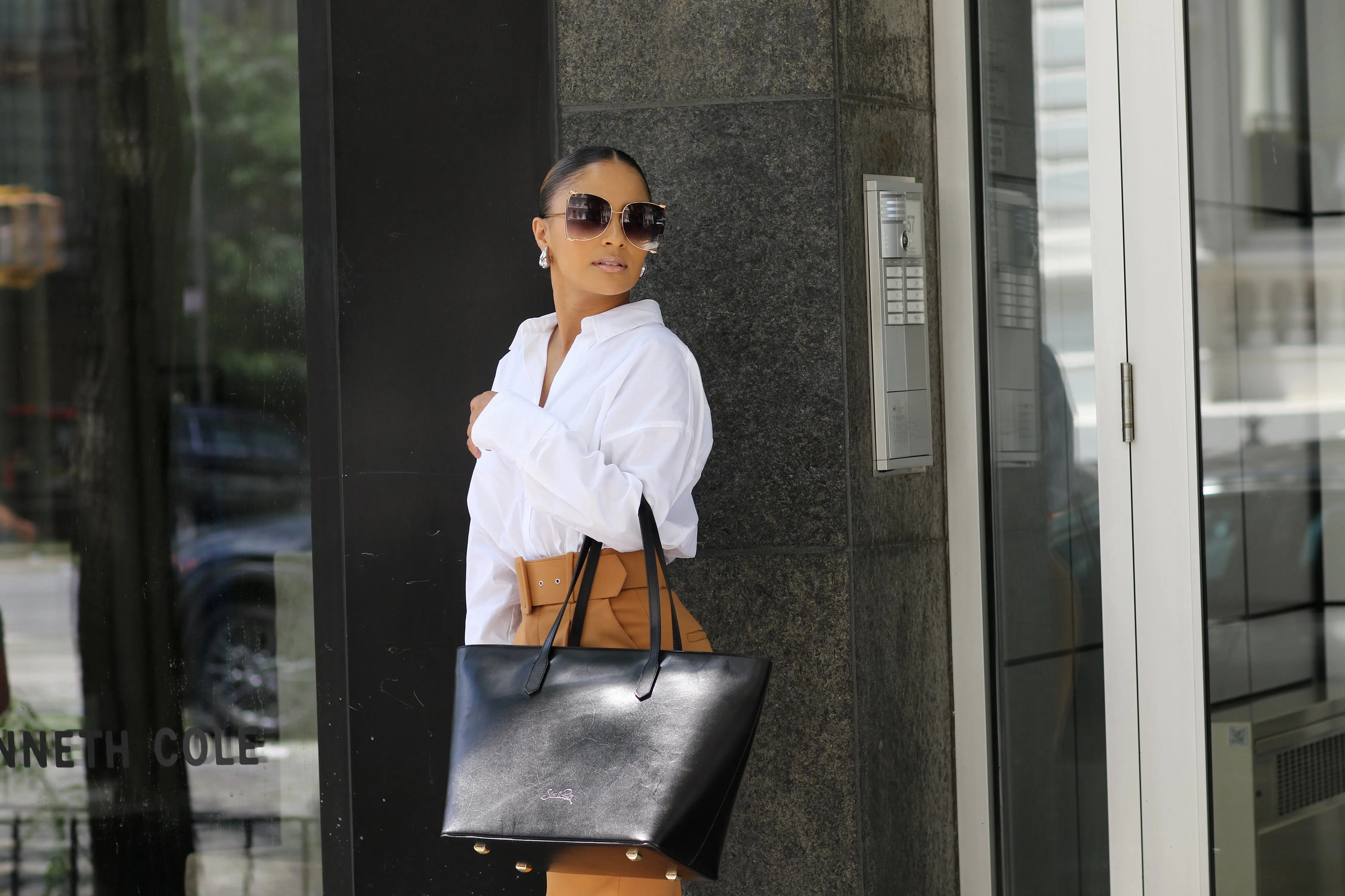 SSW - Manila All Purpose Large Carryall Leather Tote Bag in Black sold by Silver & Riley product image thumbnail 4