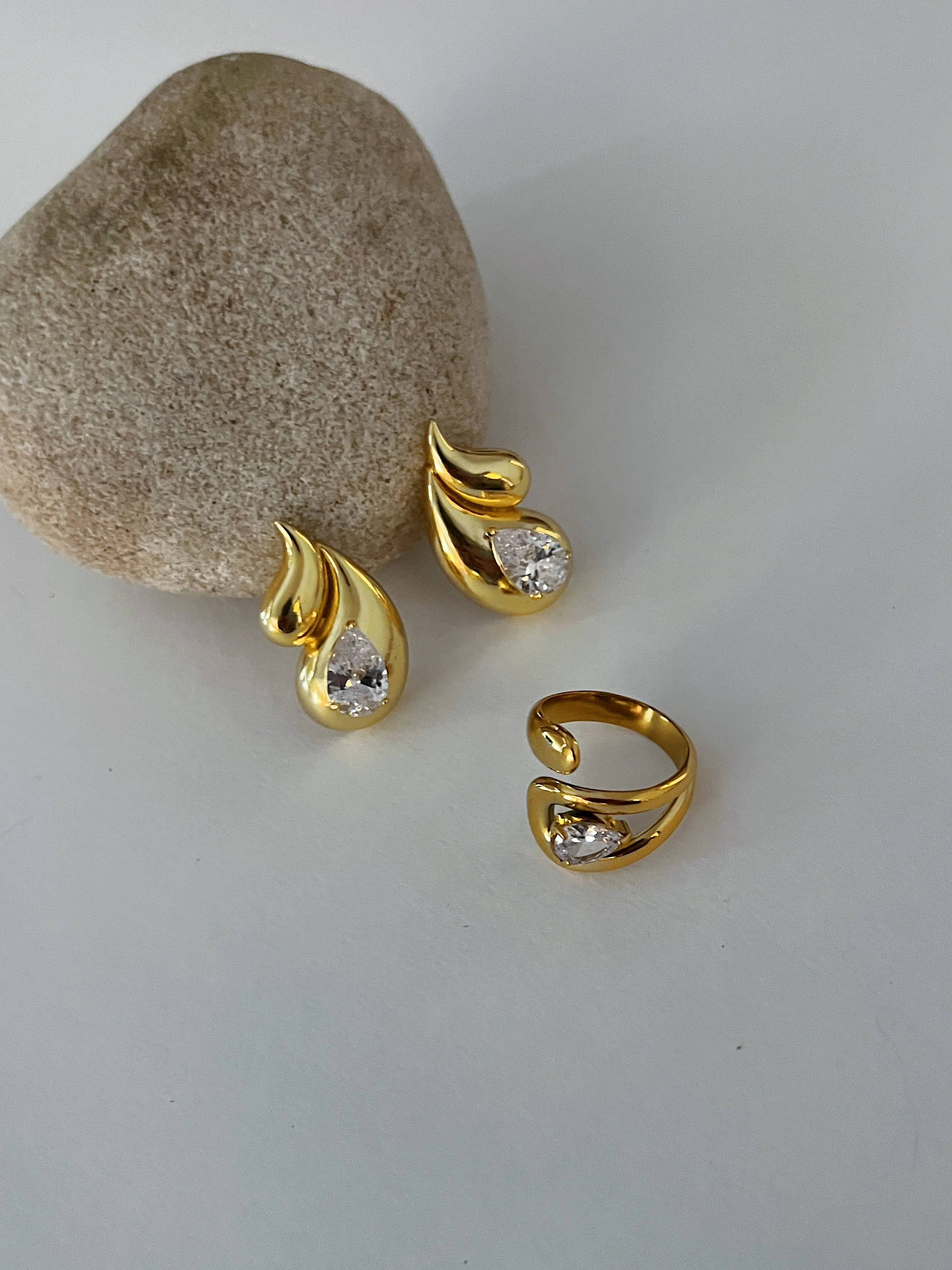 Vintage Statment Pearl Earrings -24k Gold sold by Banks Jewelry product image thumbnail 3