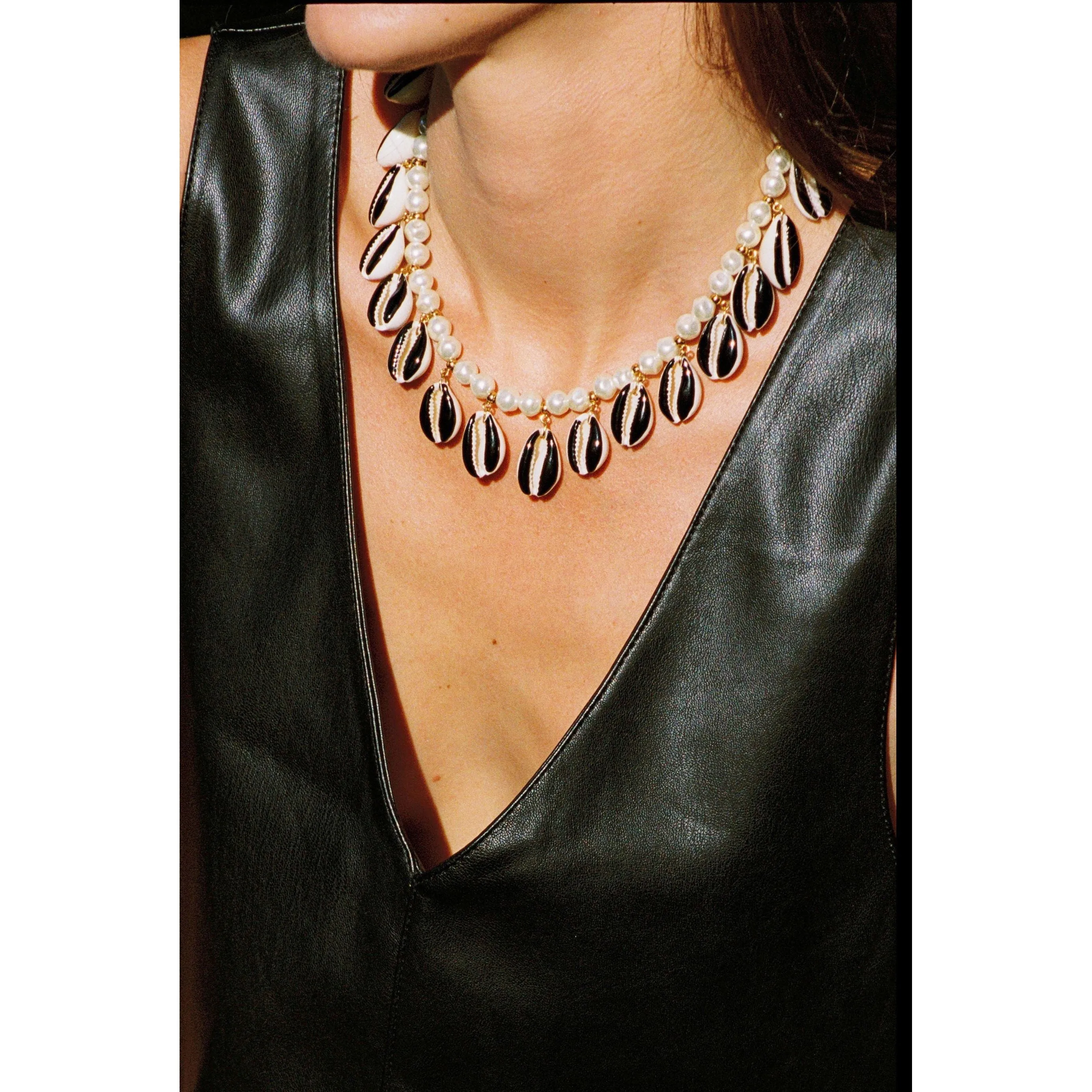 Poppers shell necklace Black sold by Care Tucker product image thumbnail 3