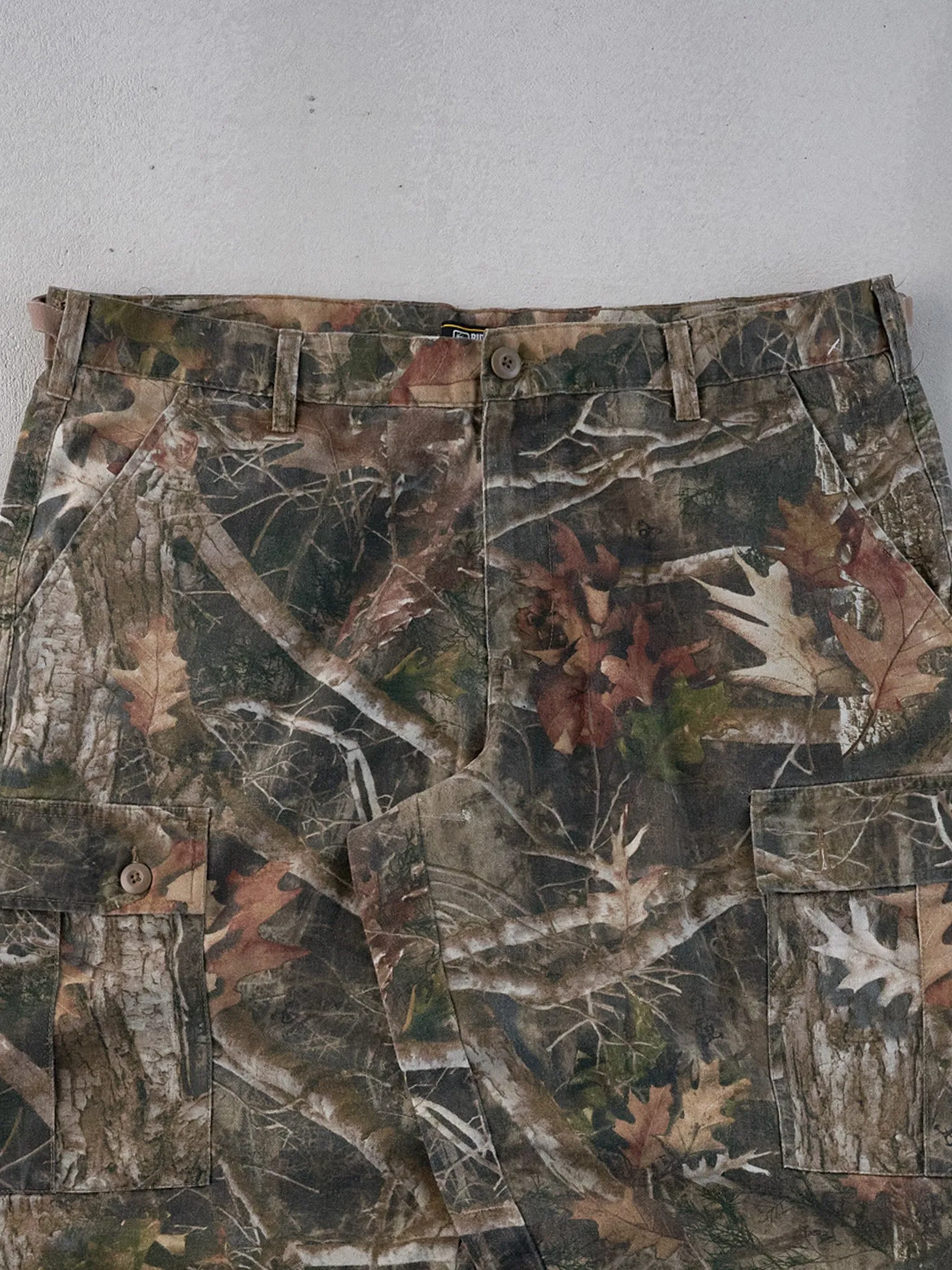 Vintage Y2k Green Ridge Hunter Realtree Camo Cargo Pants (40x31) sold by Rebalance Vintage product image thumbnail 3