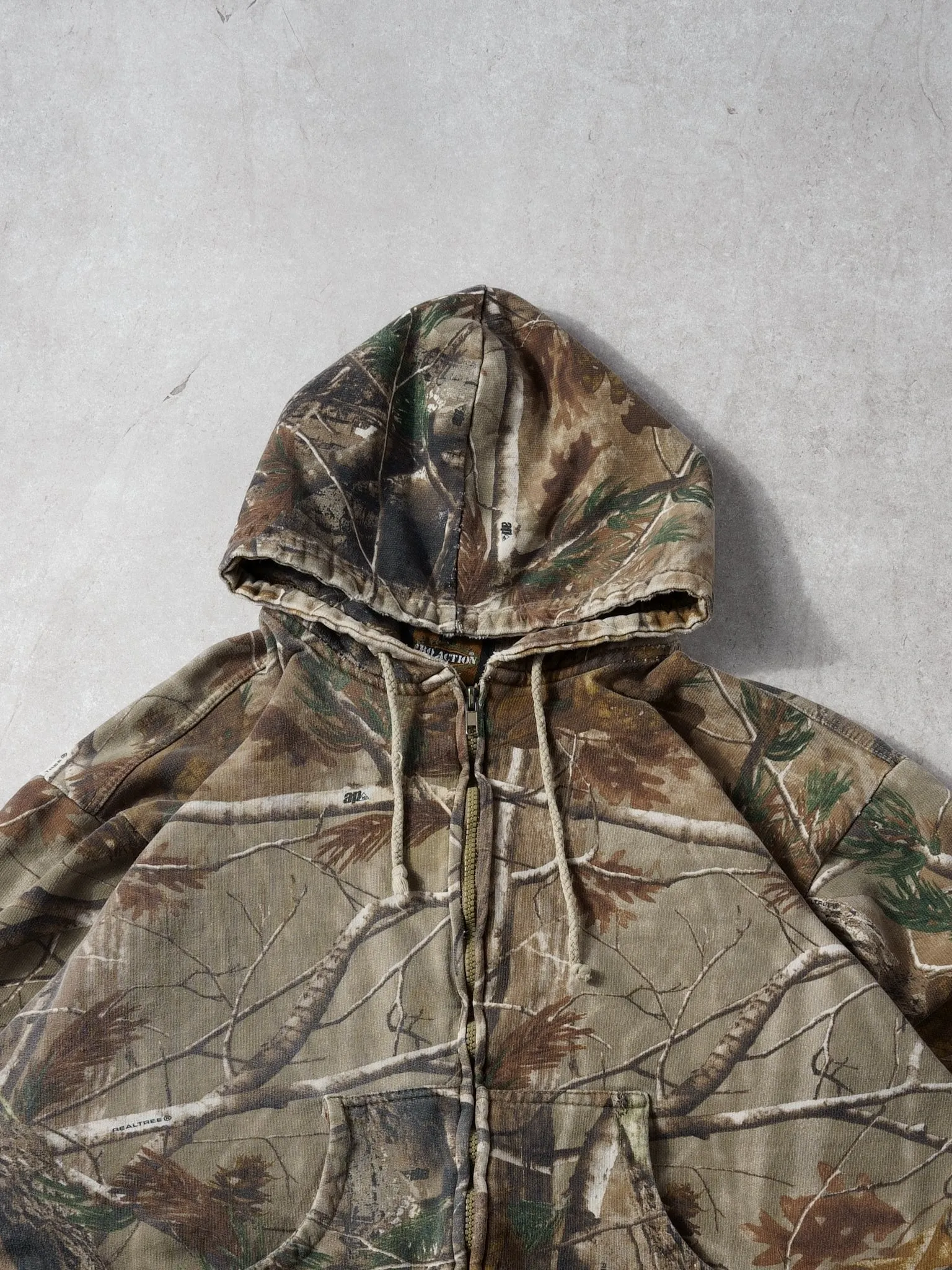 Vintage RealTree Camo Cropped Hooded Zip Up (M) sold by Rebalance Vintage product image thumbnail 2