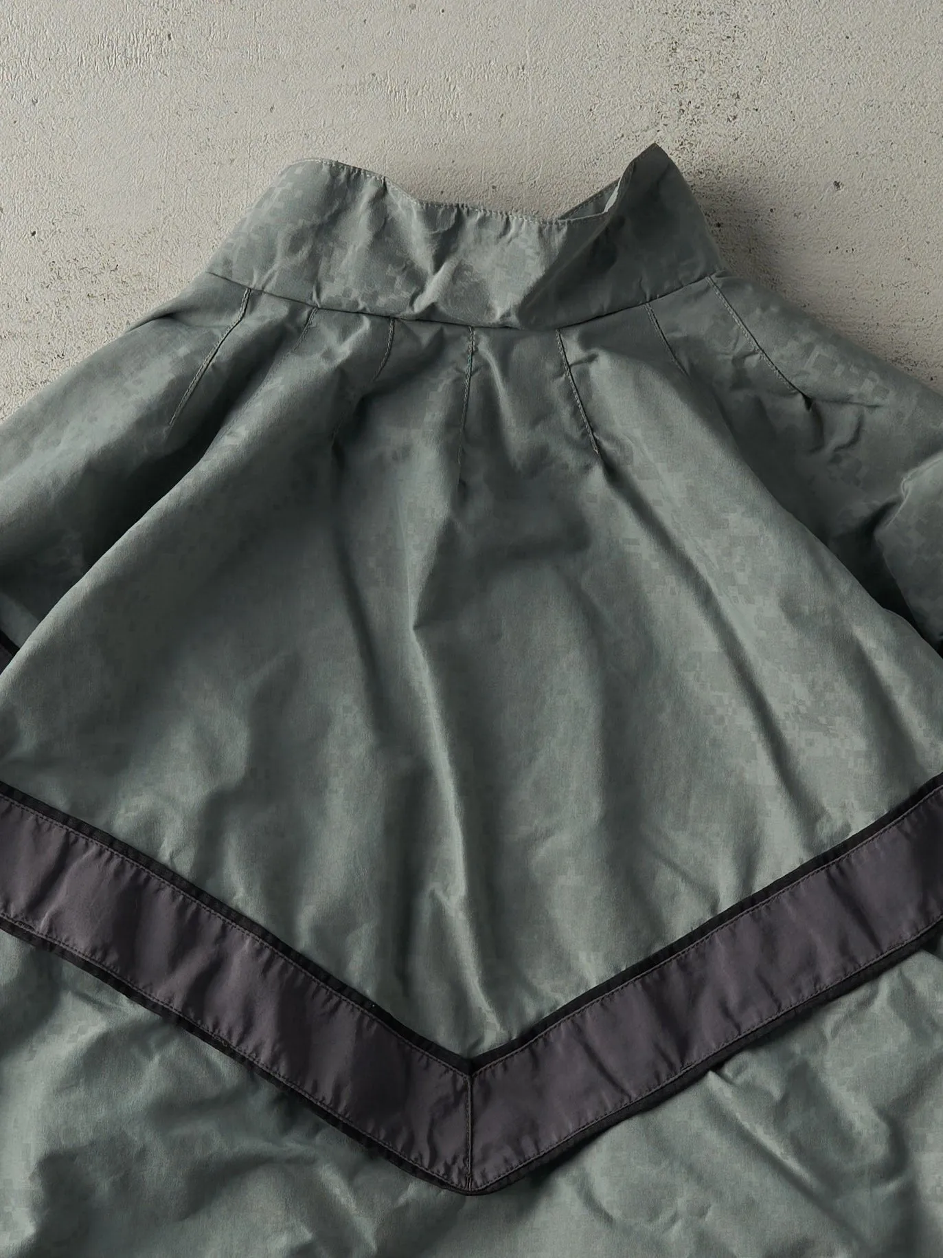 Vintage 90s Grey Army Reflective Camo Windbreaker Jacket (L) sold by Rebalance Vintage product image thumbnail 4