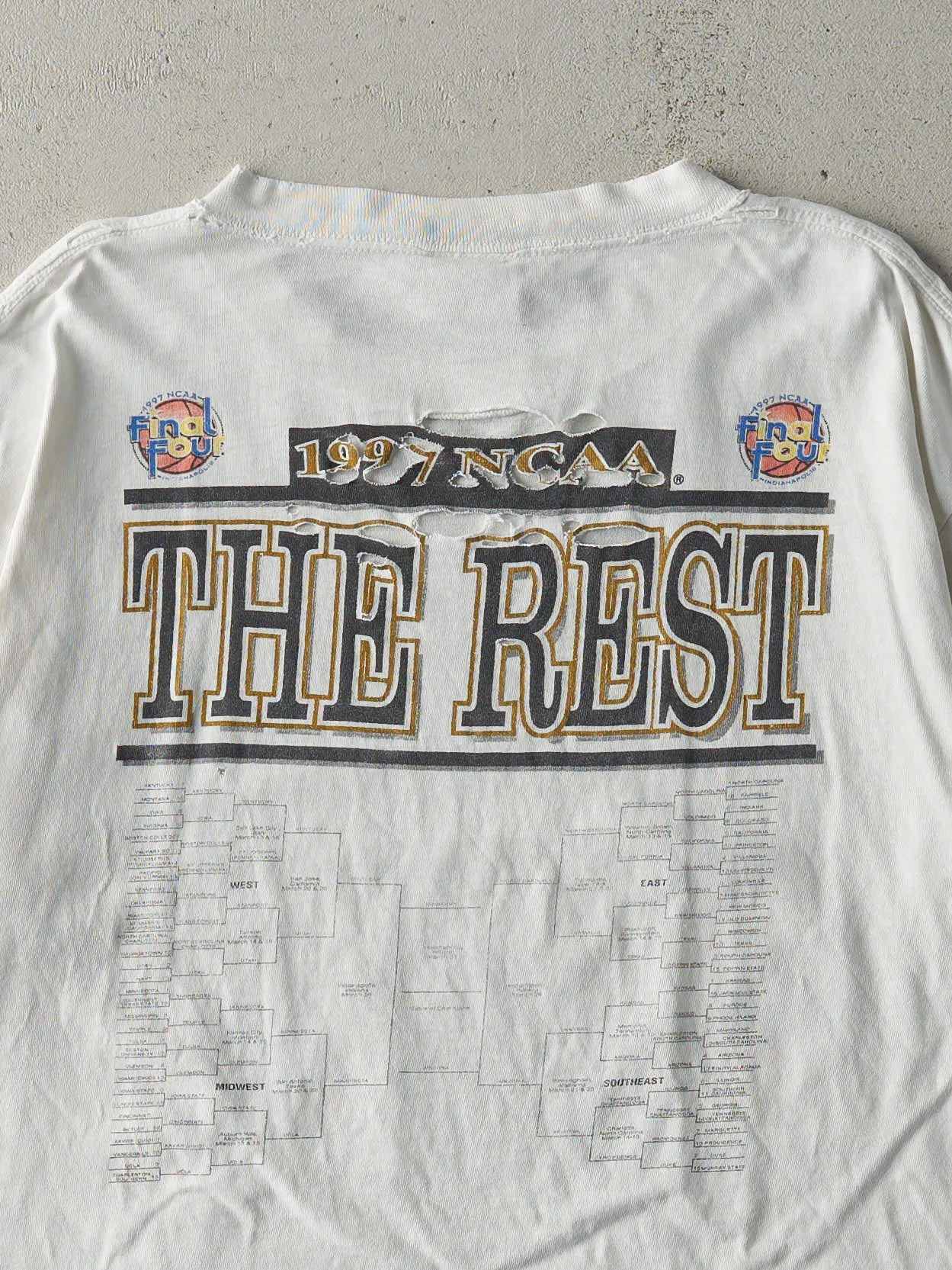 Vintage 97' White NCAA Final Four Arizona Vs Kentucky Basketball Tee (L) sold by Rebalance Vintage product image thumbnail 4