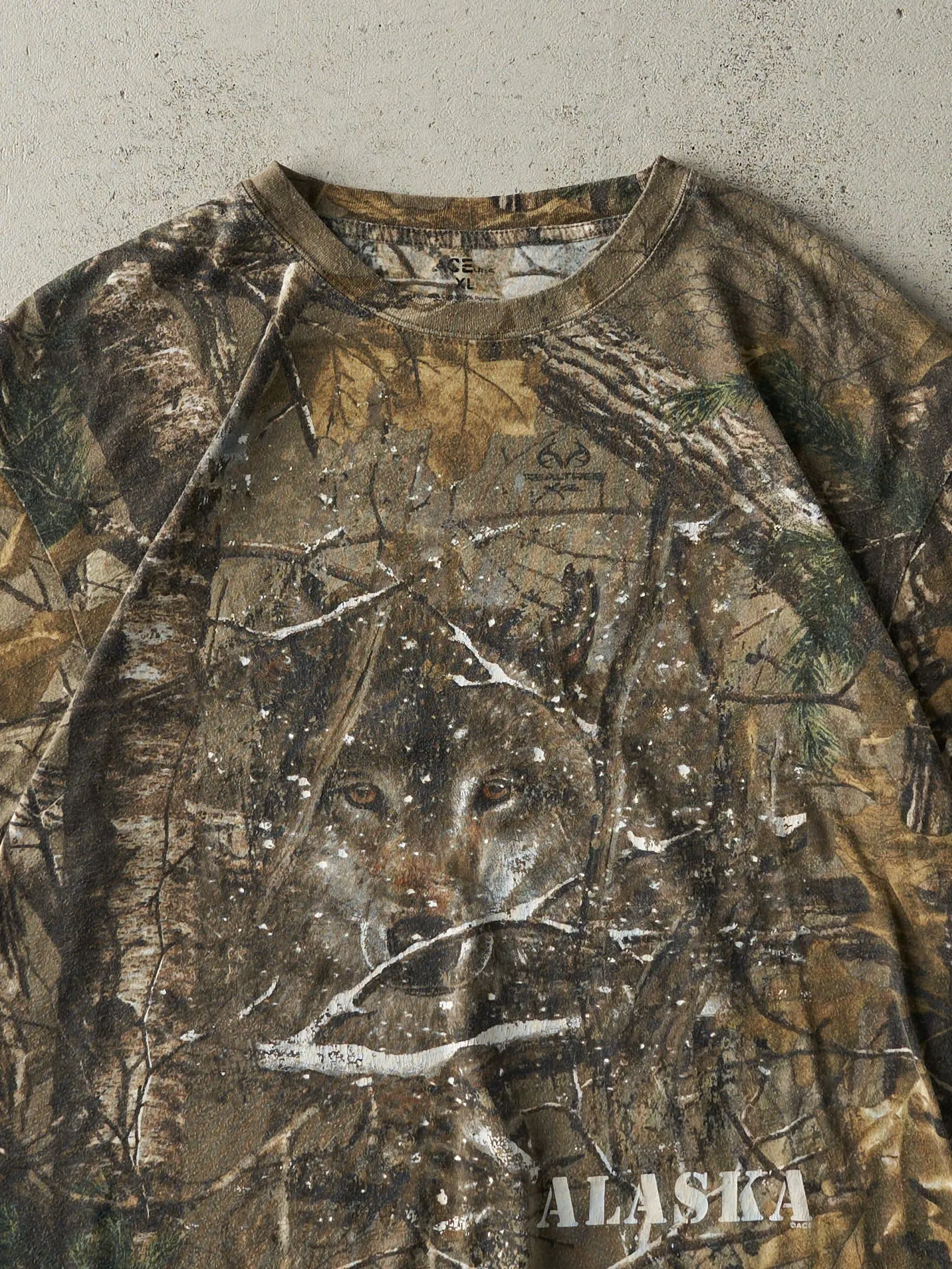 Vintage Y2K Camo Alaska Realtree Wolf Tee (M) sold by Rebalance Vintage product image thumbnail 2