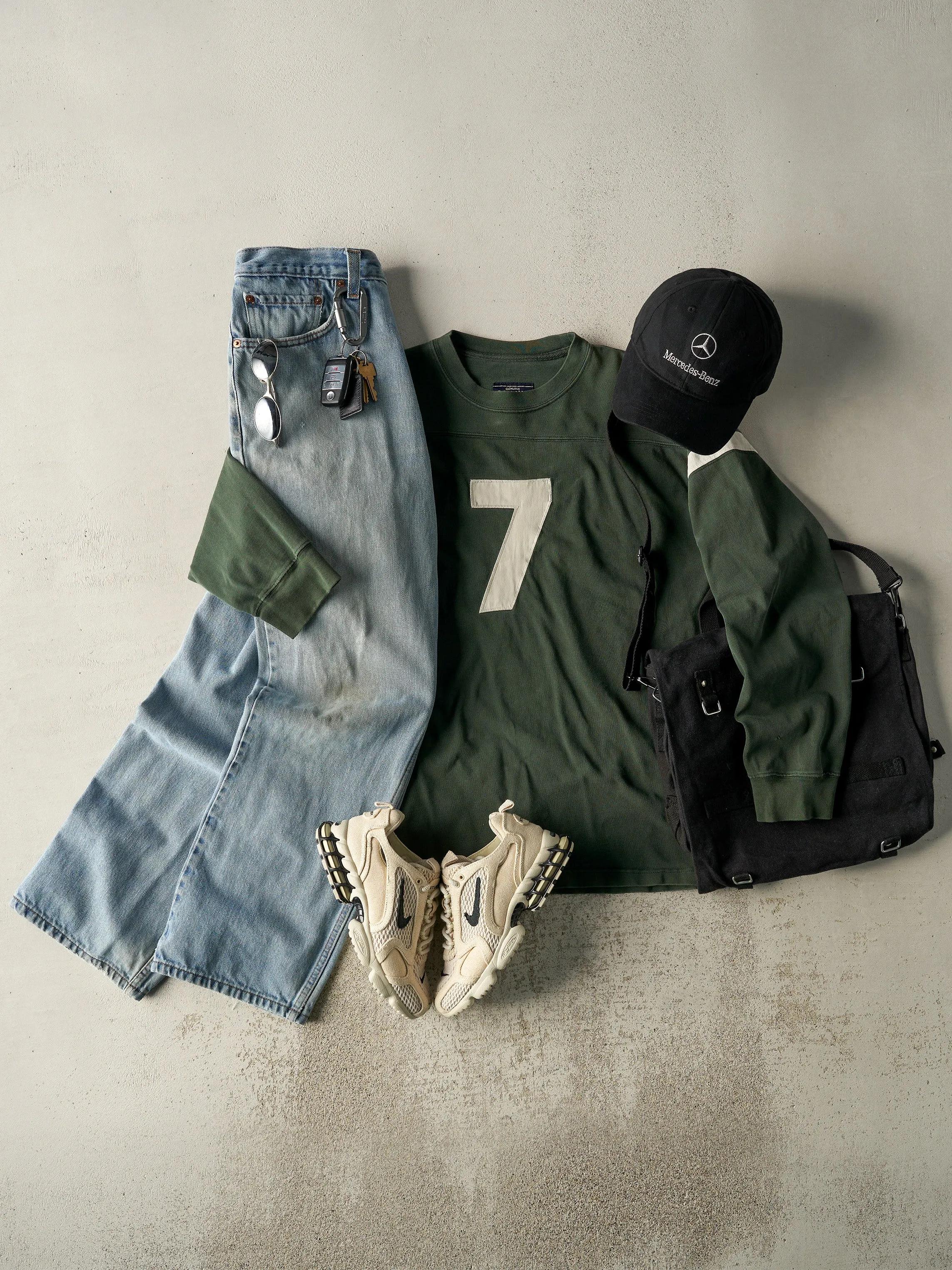 Vintage Y2K Light Wash Levi's Regular Fit Jeans (33x30) sold by Rebalance Vintage product image thumbnail 2