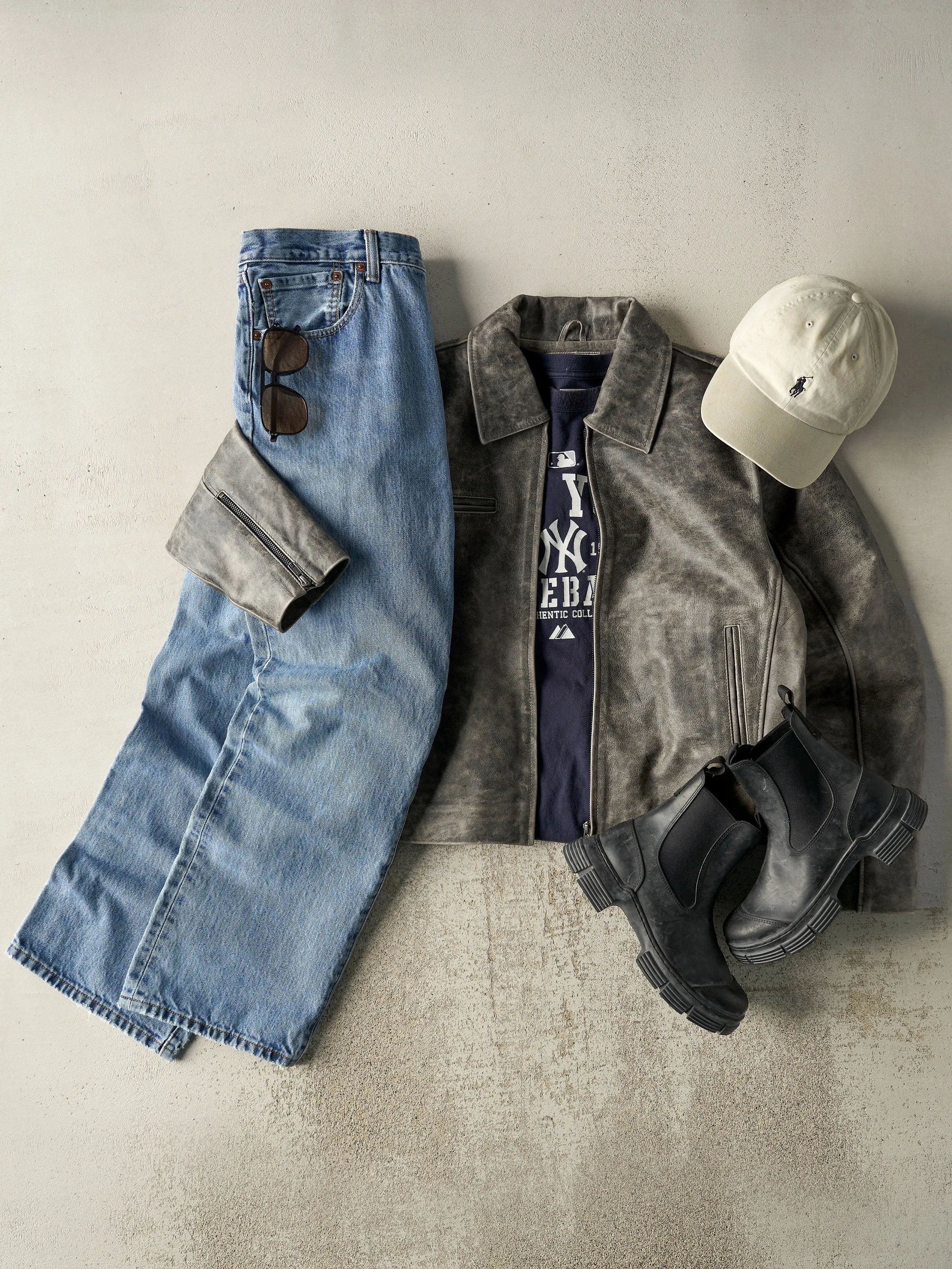 Vintage 90s Light Wash Levi's 501 Jeans (36x29) sold by Rebalance Vintage product image thumbnail 2