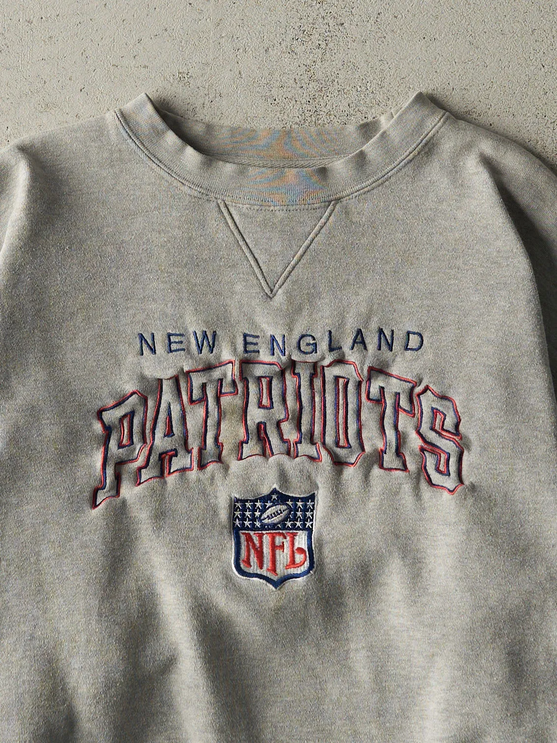 Vintage 90s Grey Embroidered New England Patriots Crewneck (M) sold by Rebalance Vintage product image thumbnail 2