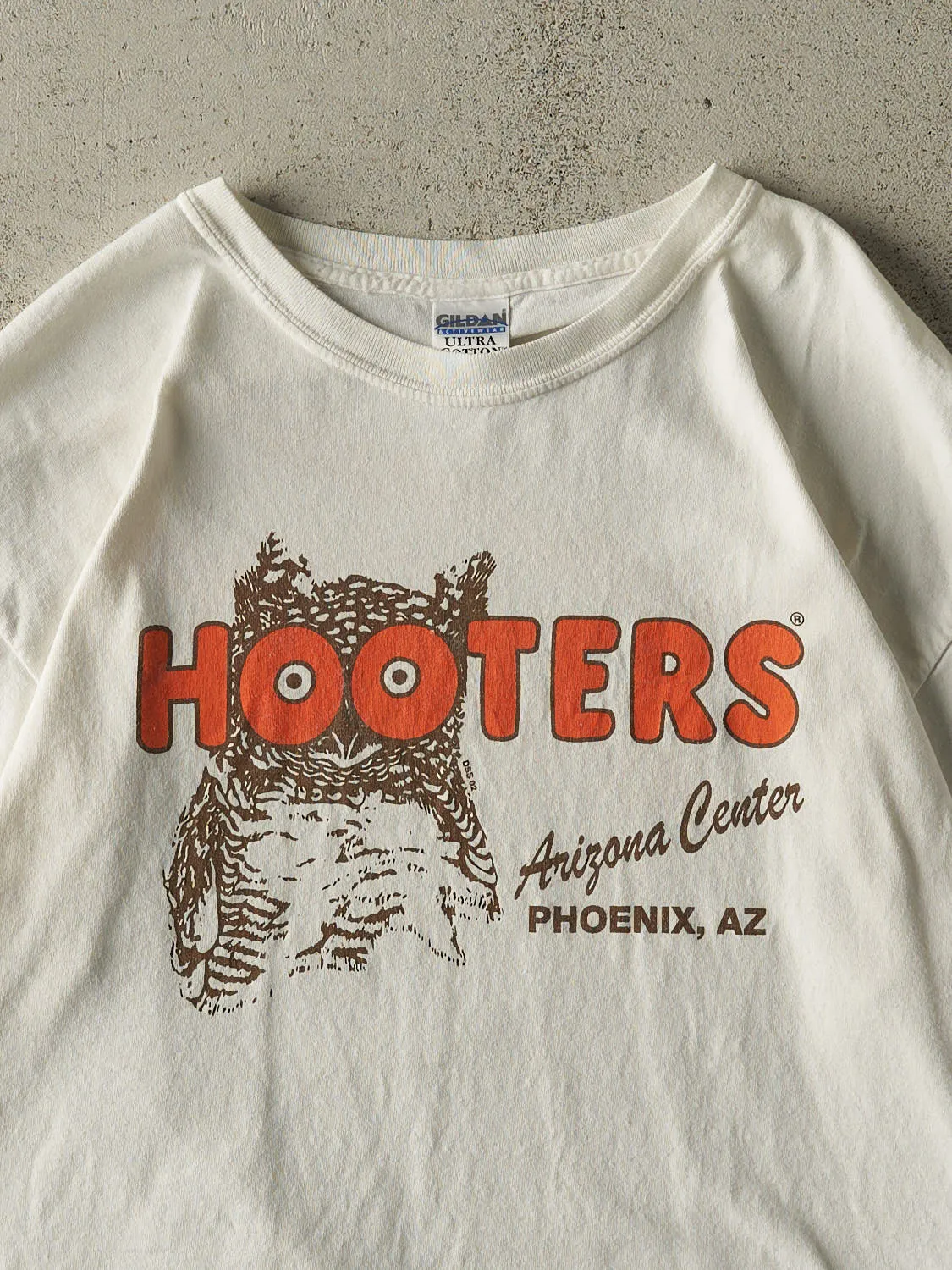 Vintage Y2K White Phoenix, AZ Hooters Tee (XL) sold by Rebalance Vintage product image thumbnail 3