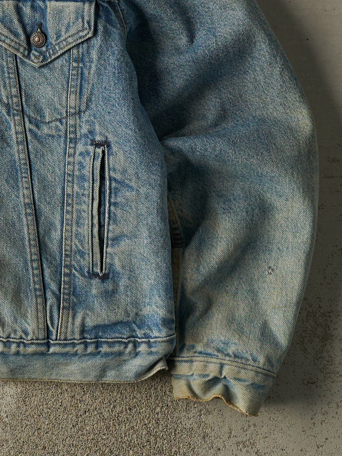 Vintage 80s Light Wash Levi's Blanket Lined Denim Jacket (S) sold by Rebalance Vintage product image thumbnail 4