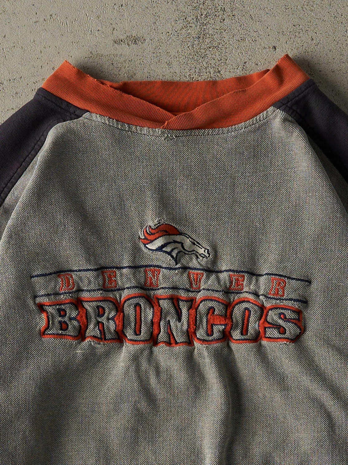 Vintage 98' Grey Denver Broncos Textured Lightweight Crewneck (M/L) sold by Rebalance Vintage product image thumbnail 2