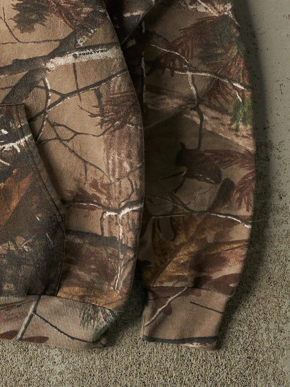 Vintage Y2K Camo Realtree Camo Lake Tobias Hoodie (XS/S) sold by Rebalance Vintage product image thumbnail 4