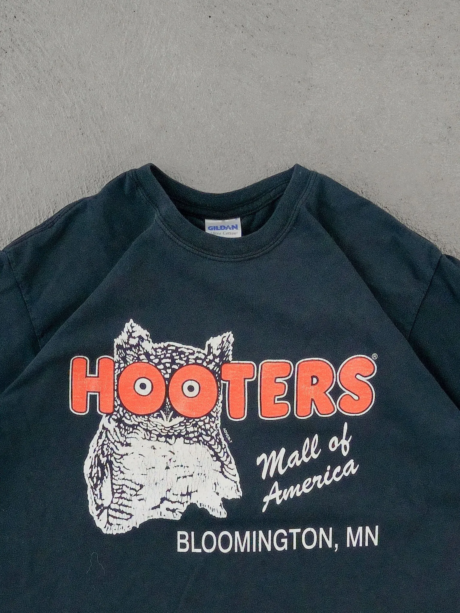 Vintage Y2k Black Hooters Bloomington Mn Tee (S/M) sold by Rebalance Vintage product image thumbnail 3