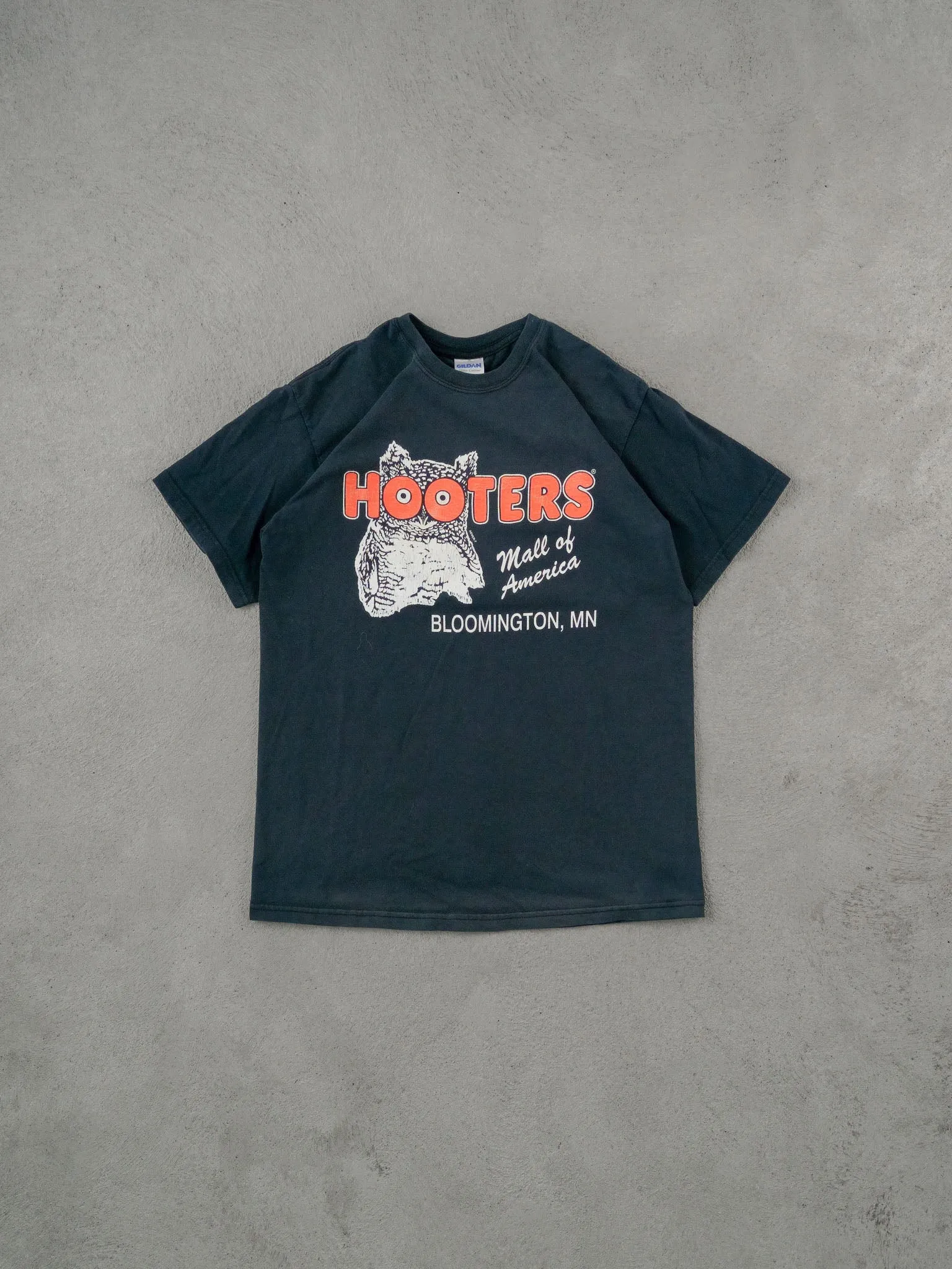 Vintage Y2k Black Hooters Bloomington Mn Tee (S/M) sold by Rebalance Vintage