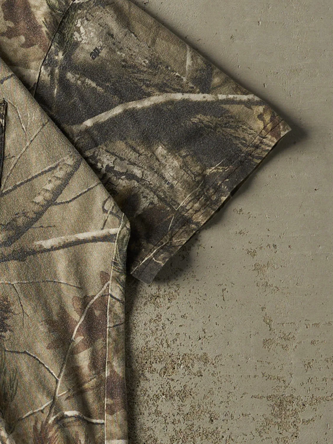 Vintage Y2K Camo Realtree Pocket Tee (L) sold by Rebalance Vintage product image thumbnail 4