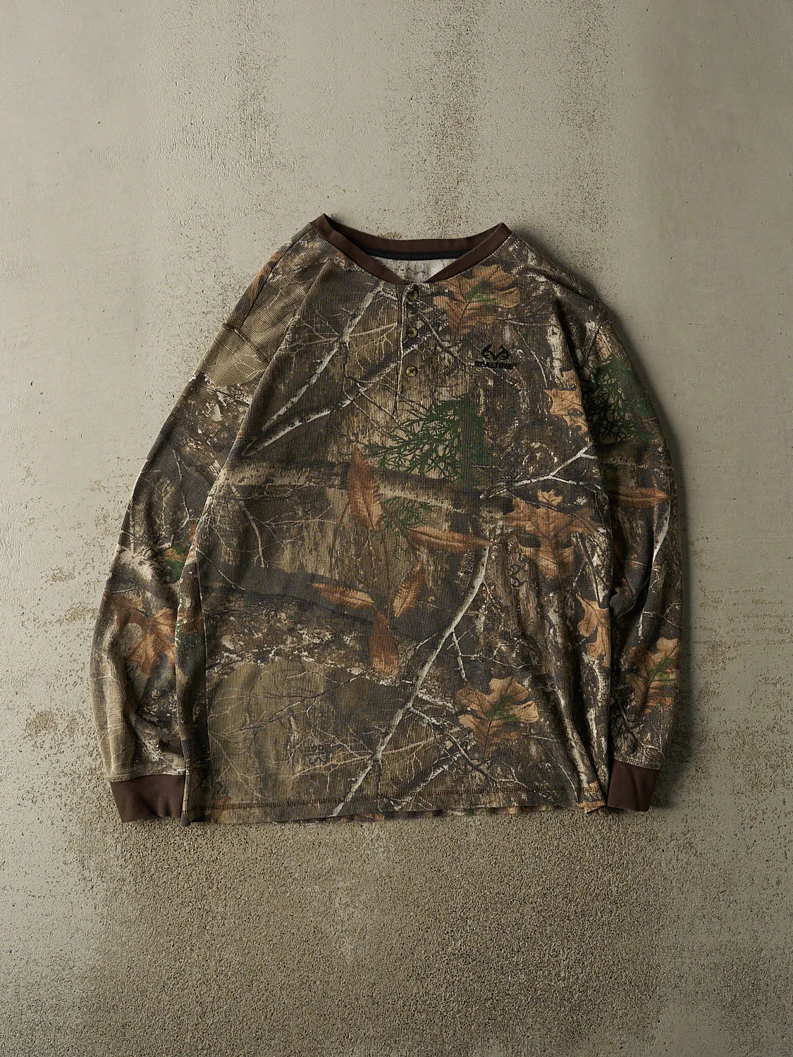 Vintage Y2K Camo Realtree Thermal Long Sleeve (L/XL) sold by Rebalance Vintage