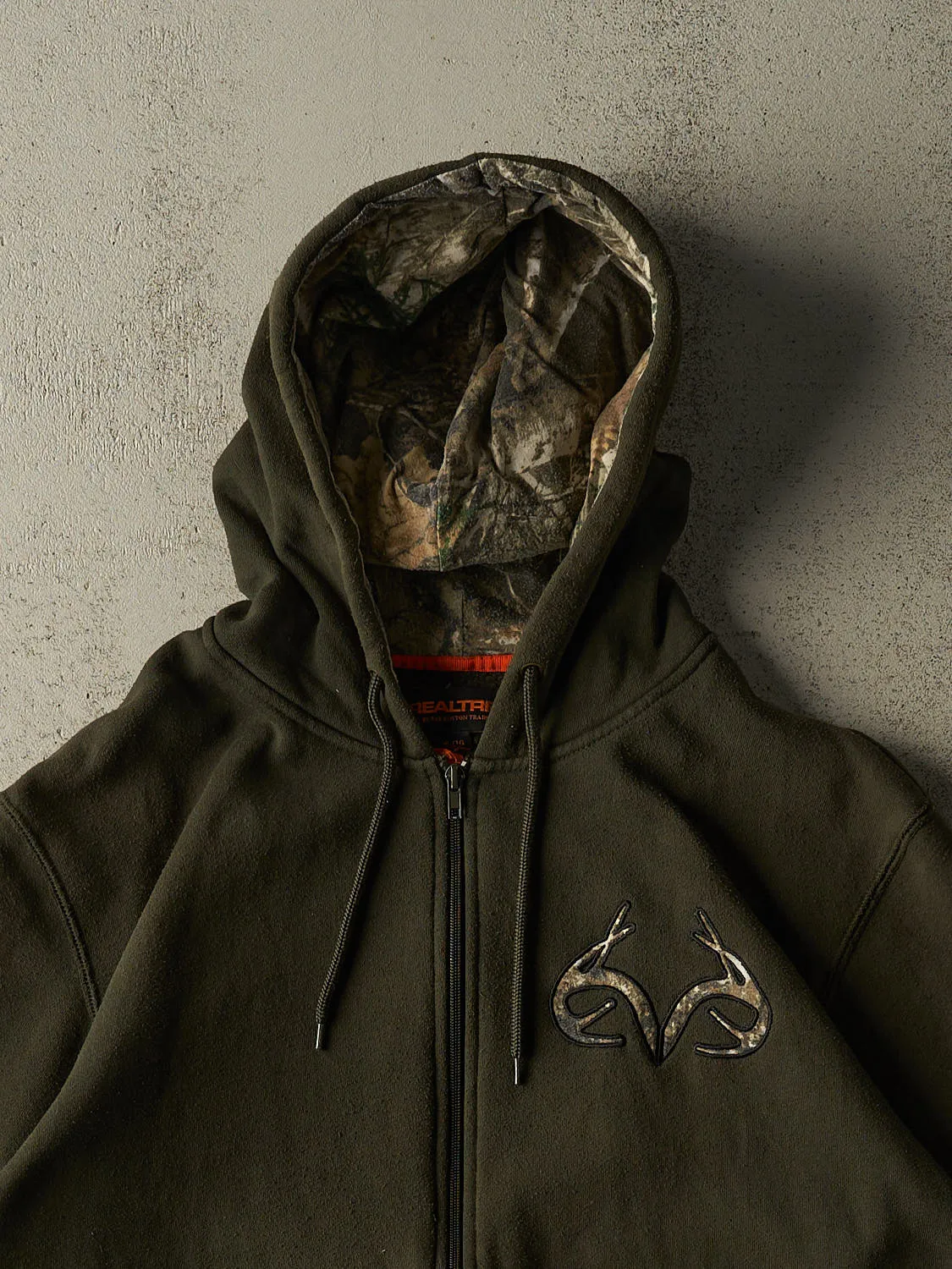 Vintage Y2K Green Realtree Embroidered Zip Up Hoodie (L/XL) sold by Rebalance Vintage product image thumbnail 2