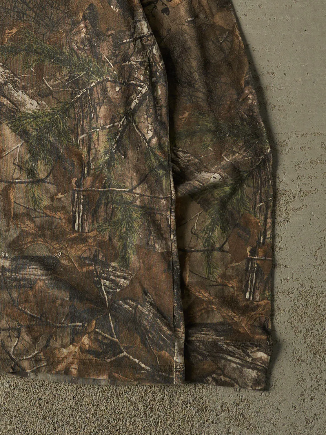 Vintage Y2K Camo Realtree Logo Long Sleeve (XL/XXL) sold by Rebalance Vintage product image thumbnail 4
