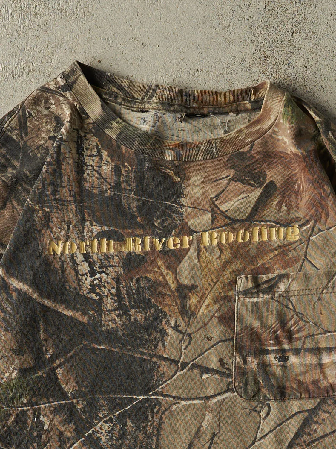 Vintage 90s Camo Realtree North River Roofing Pocket Tee (M/L) sold by Rebalance Vintage product image thumbnail 3