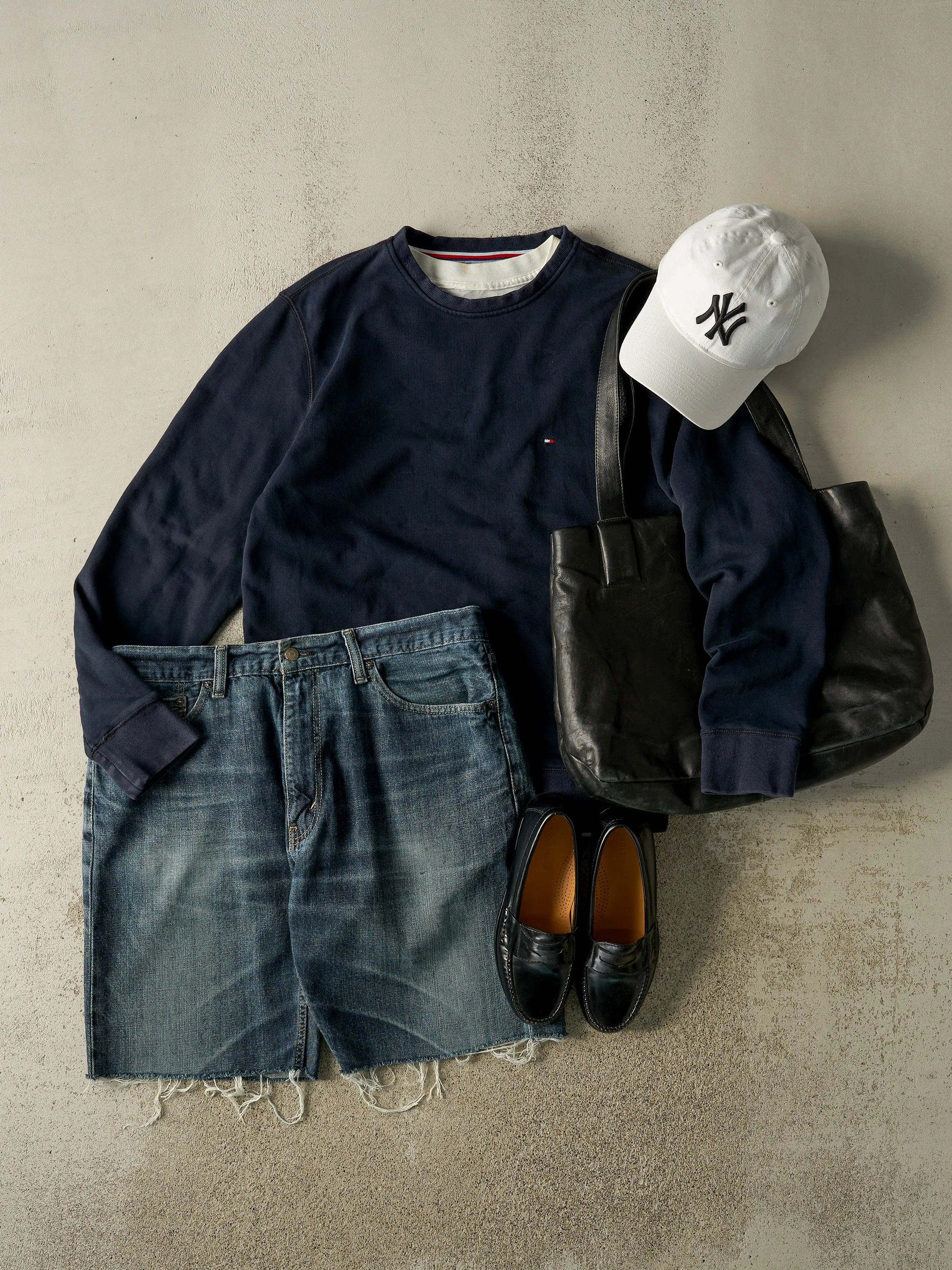 Vintage Y2K Navy Blue Tommy Hilfiger Crewneck (M) sold by Rebalance Vintage product image thumbnail 2