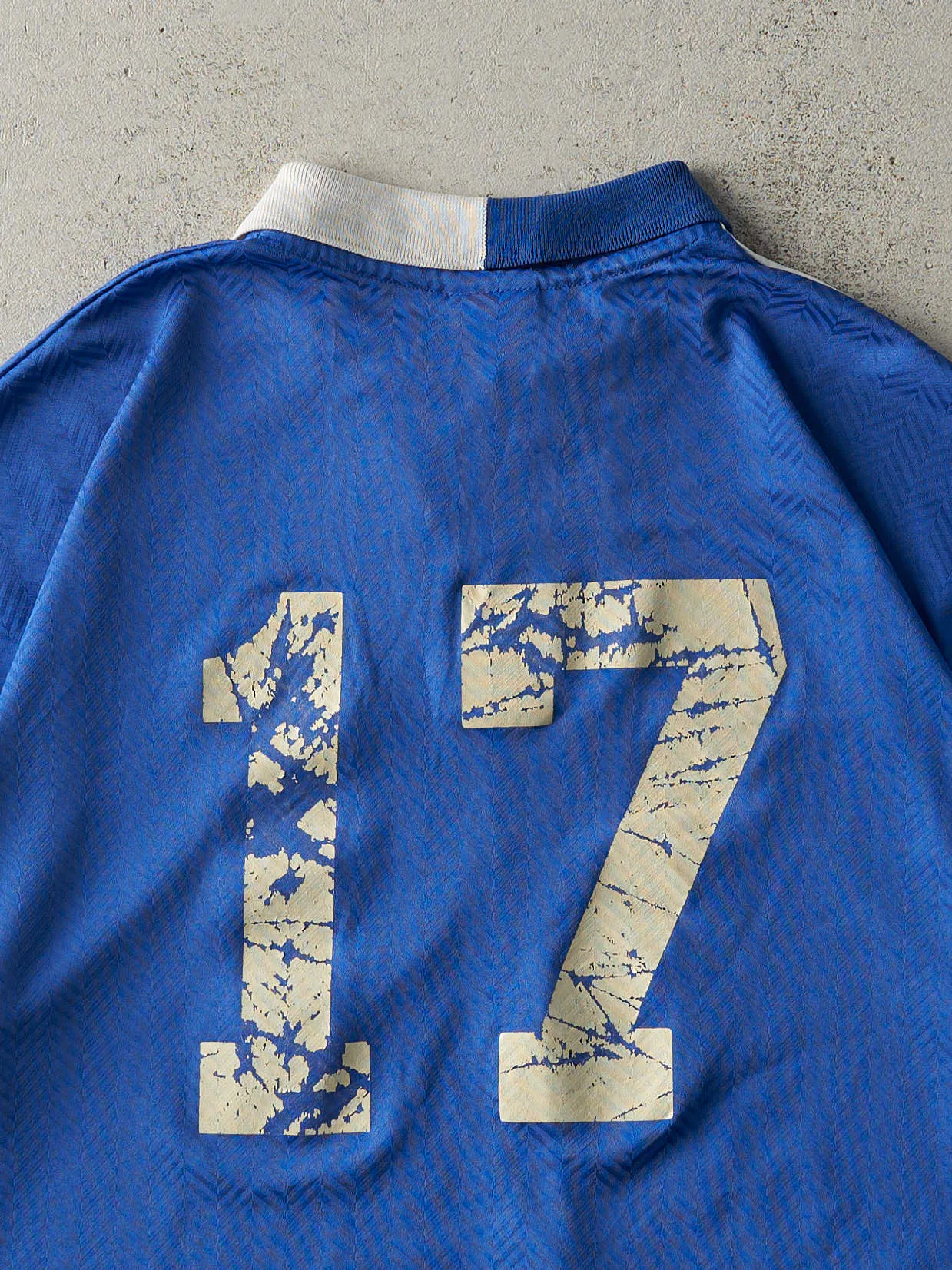 Vintage 90s White & Blue Umbro #17 Labatt Blue Soccer Jersey (XL) sold by Rebalance Vintage product image thumbnail 4