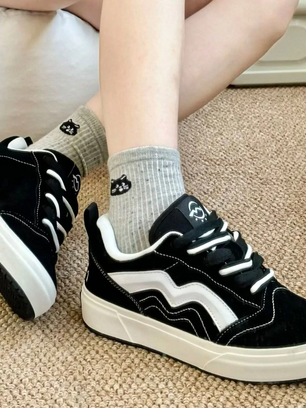 Contrast Color Reverse Covering Stitching Sneakers sold by Thesupermade product image thumbnail 4