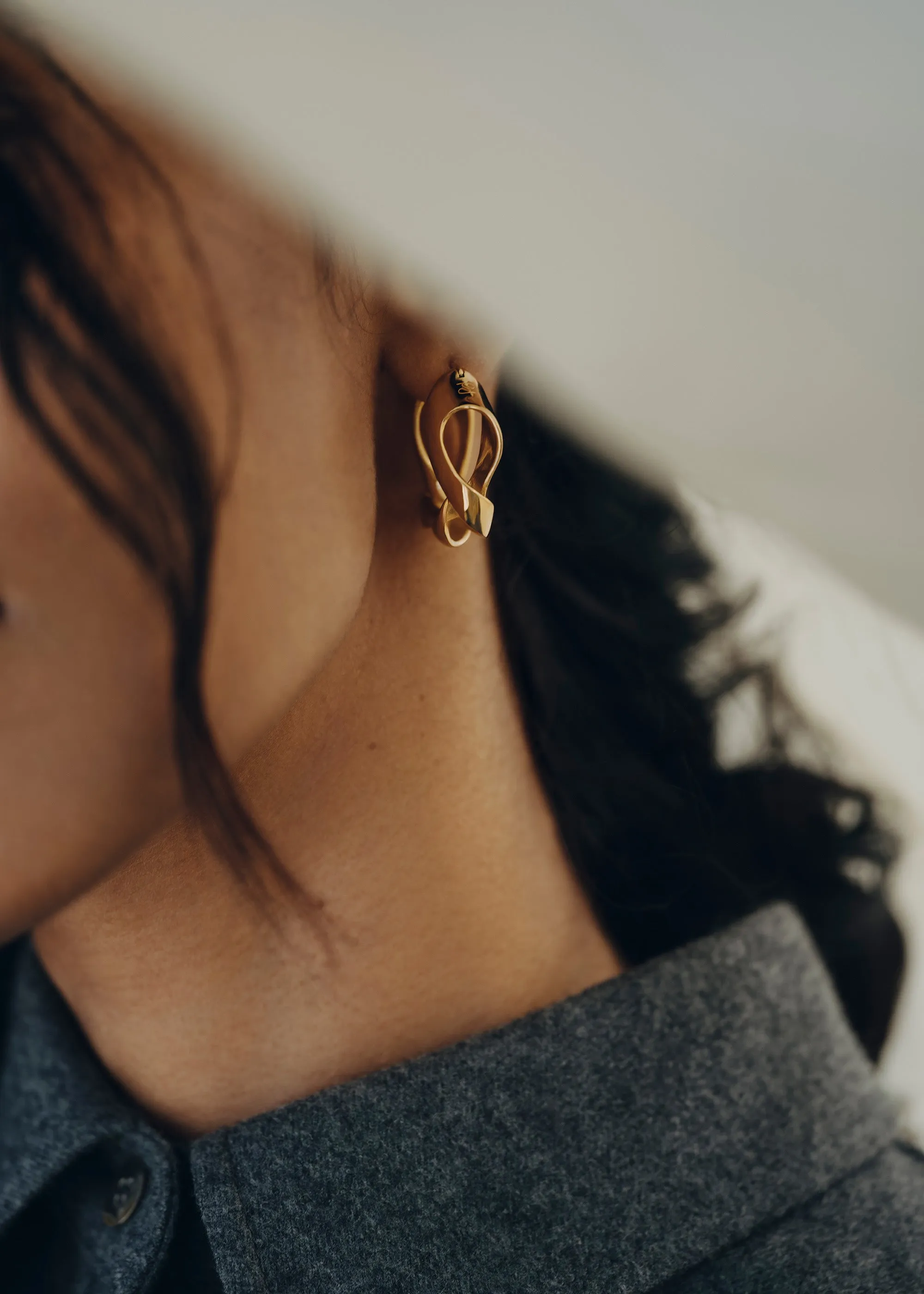 Éole Wavy Hoop Earrings - 24 carat gold-gilded sold by Polène product image thumbnail 4