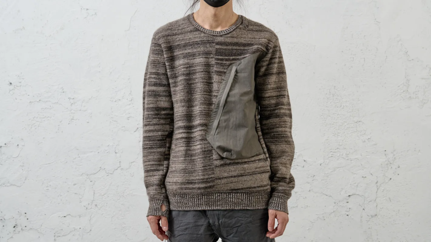 <span>25.2</span><span>"DISPLACEMENT"</span>CREWNECK POCKET SWEATER W/Z D.GREY POCKET<br>DNA PAPER X CASHMERE<br>BROWN made by taichi murakami