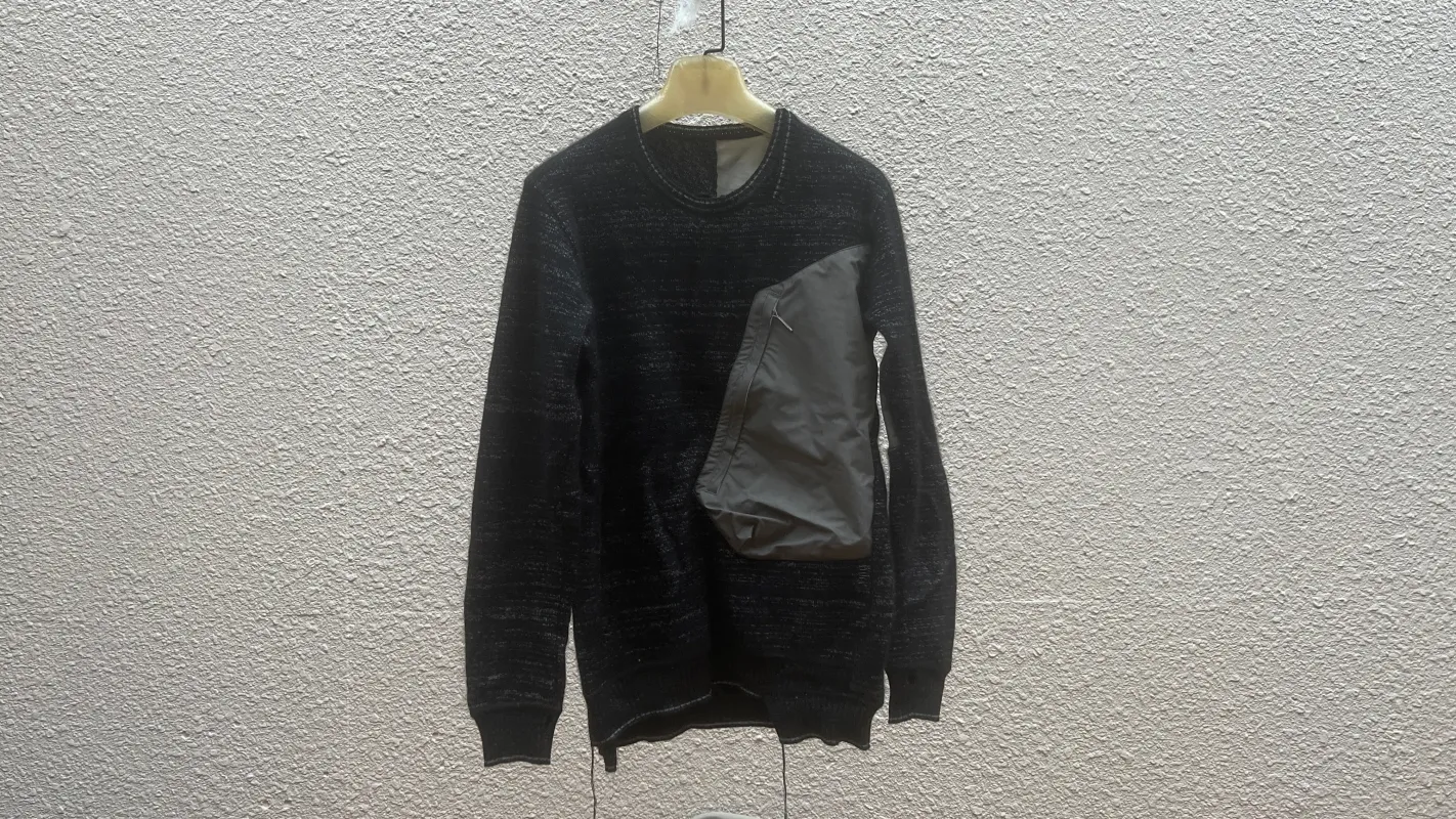 <span>23.2 </span><span>MEN'S</span><span>"DISPLACEMENT"</span>CREWNECK POCKET SWEATER<BR>DNA PAPER X M.CASHMERE<BR>BLACK made by taichi murakami