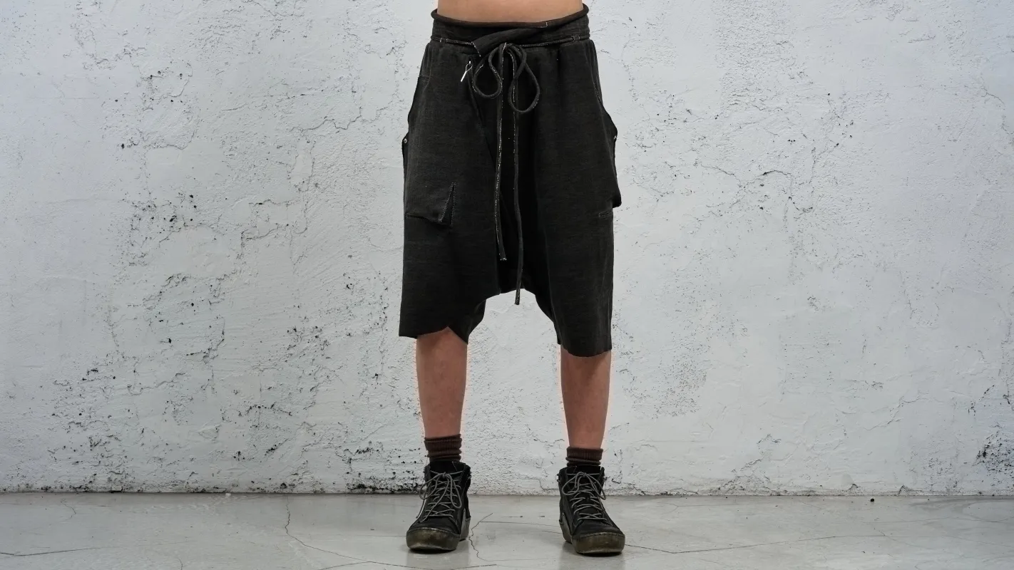 <span>27.1</span><span>"DISPLACEMENT"</span>SWEAT PANTS DROPCLOTCHED SHORT<br>HEAVY JERSEY MEDIUM<br>CARBON made by taichi murakami